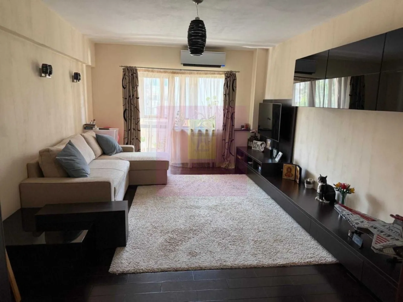 Apartament 4 camere bd Decebal stradal - Apartament 4 camere, Bdul Decebal, stradal, cu o suprafata utila de 96,65+12,5balcoane=109,15 mp, se vinde mobilat si utilat, loc de parcare.
Apartamentul are 2 grupuri sanitare cu cabina dus si cada, o bucatarie mare incapatoare, si cu vedere pe ambele parti fata-spate. 
Ideal investitie deoarece este inchiriat.
Pentru detalii contactati agentul Dona Camelia 0733683461.