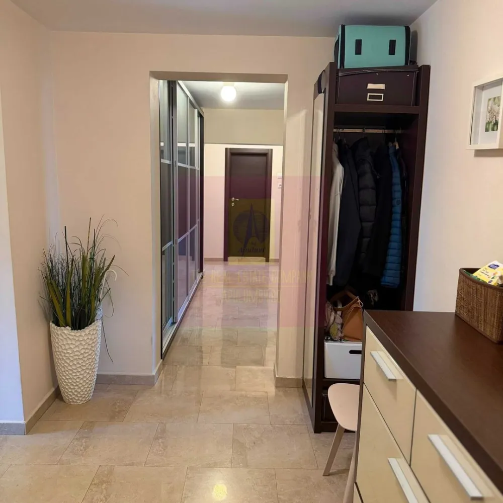 Apartament 4 camere bd Decebal stradal - Apartament 4 camere, Bdul Decebal, stradal, cu o suprafata utila de 96,65+12,5balcoane=109,15 mp, se vinde mobilat si utilat, loc de parcare.
Apartamentul are 2 grupuri sanitare cu cabina dus si cada, o bucatarie mare incapatoare, si cu vedere pe ambele parti fata-spate. 
Ideal investitie deoarece este inchiriat.
Pentru detalii contactati agentul Dona Camelia 0733683461.