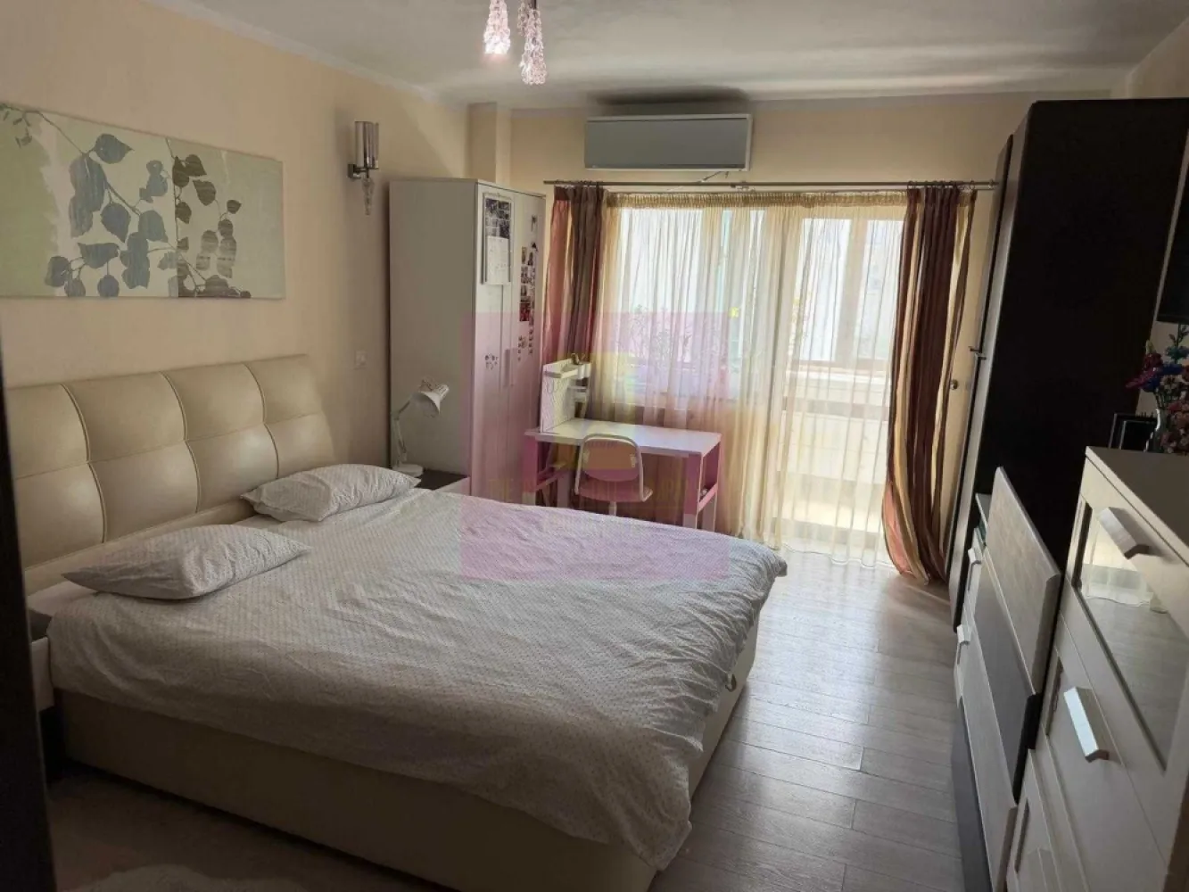 Apartament 4 camere bd Decebal stradal - Apartament 4 camere, Bdul Decebal, stradal, cu o suprafata utila de 96,65+12,5balcoane=109,15 mp, se vinde mobilat si utilat, loc de parcare.
Apartamentul are 2 grupuri sanitare cu cabina dus si cada, o bucatarie mare incapatoare, si cu vedere pe ambele parti fata-spate. 
Ideal investitie deoarece este inchiriat.
Pentru detalii contactati agentul Dona Camelia 0733683461.