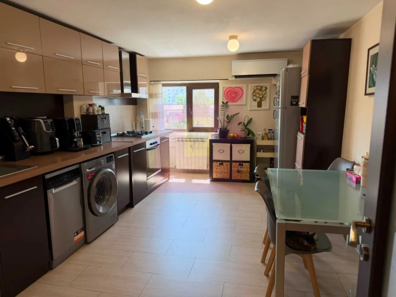 Apartament 4 camere bd Decebal stradal - Apartament 4 camere, Bdul Decebal, stradal, cu o suprafata utila de 96,65+12,5balcoane=109,15 mp, se vinde mobilat si utilat, loc de parcare.
Apartamentul are 2 grupuri sanitare cu cabina dus si cada, o bucatarie mare incapatoare, si cu vedere pe ambele parti fata-spate. 
Ideal investitie deoarece este inchiriat.
Pentru detalii contactati agentul Dona Camelia 0733683461.