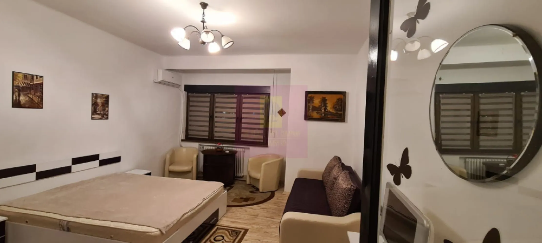 OPORTUNITATE INVESTITIE! Garsoniera ultracentrala Piata Romana- ASE. - Compania imobiliara Apulum 94 va propune o garsoniera situata intr-o zona ultracentrala a capitalei, respectiv Piata Romana- ASE. 
Imobilul este construit in 1937. Garsoniera are vedere stradala, catre ASE, catre intersectie. 
Este foarte pretabila de nvestitie pentru inchiriere. 
Suprafata utila este de 29,73 mp. Incalzirea este cu centrala de bloc, sunt calorifere cu repartitoare. Interiorul este amenajat cu termopan, parchet, gresie, faianta, aer conditionat. 
Se vinde cu bucataria mobilata. 
Pentru alte detalii si vizionare nu ezitati sa ma contactati pe nr 0733683446- Laura Ionescu.