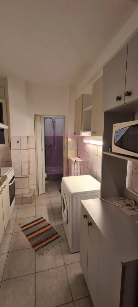 OPORTUNITATE INVESTITIE! Garsoniera ultracentrala Piata Romana- ASE. - Compania imobiliara Apulum 94 va propune o garsoniera situata intr-o zona ultracentrala a capitalei, respectiv Piata Romana- ASE. 
Imobilul este construit in 1937. Garsoniera are vedere stradala, catre ASE, catre intersectie. 
Este foarte pretabila de nvestitie pentru inchiriere. 
Suprafata utila este de 29,73 mp. Incalzirea este cu centrala de bloc, sunt calorifere cu repartitoare. Interiorul este amenajat cu termopan, parchet, gresie, faianta, aer conditionat. 
Se vinde cu bucataria mobilata. 
Pentru alte detalii si vizionare nu ezitati sa ma contactati pe nr 0733683446- Laura Ionescu.