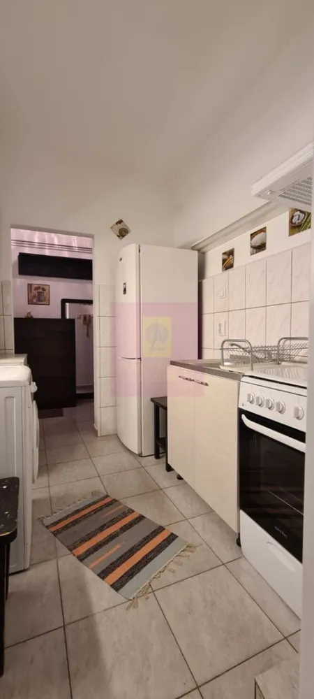 OPORTUNITATE INVESTITIE! Garsoniera ultracentrala Piata Romana- ASE. - Compania imobiliara Apulum 94 va propune o garsoniera situata intr-o zona ultracentrala a capitalei, respectiv Piata Romana- ASE. 
Imobilul este construit in 1937. Garsoniera are vedere stradala, catre ASE, catre intersectie. 
Este foarte pretabila de nvestitie pentru inchiriere. 
Suprafata utila este de 29,73 mp. Incalzirea este cu centrala de bloc, sunt calorifere cu repartitoare. Interiorul este amenajat cu termopan, parchet, gresie, faianta, aer conditionat. 
Se vinde cu bucataria mobilata. 
Pentru alte detalii si vizionare nu ezitati sa ma contactati pe nr 0733683446- Laura Ionescu.