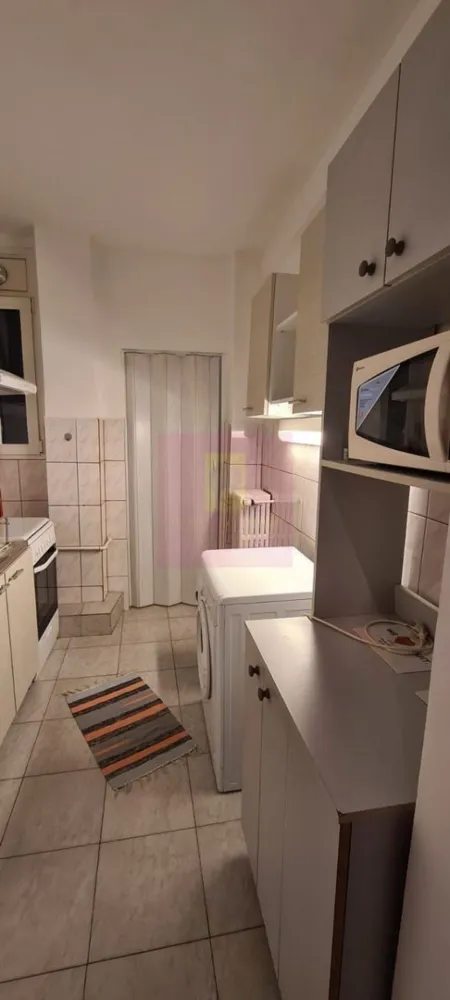 OPORTUNITATE INVESTITIE! Garsoniera ultracentrala Piata Romana- ASE. - Compania imobiliara Apulum 94 va propune o garsoniera situata intr-o zona ultracentrala a capitalei, respectiv Piata Romana- ASE. 
Imobilul este construit in 1937. Garsoniera are vedere stradala, catre ASE, catre intersectie. 
Este foarte pretabila de nvestitie pentru inchiriere. 
Suprafata utila este de 29,73 mp. Incalzirea este cu centrala de bloc, sunt calorifere cu repartitoare. Interiorul este amenajat cu termopan, parchet, gresie, faianta, aer conditionat. 
Se vinde cu bucataria mobilata. 
Pentru alte detalii si vizionare nu ezitati sa ma contactati pe nr 0733683446- Laura Ionescu.