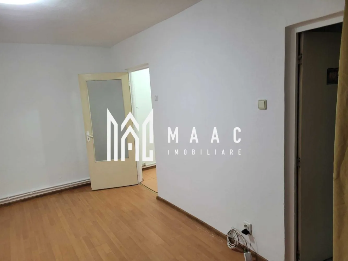 Garsoniera | Doctor Hacman | Etaj 3 - Garsonieră de vânzare – Zona Nord, Strada Doctor Hacman | 43.000 €
Agentie: MAAC Imobiliare

MAAC Imobiliare vă propune spre vânzare o garsonieră luminoasă, situată într-o zonă liniștită și verde din Zona Nord, pe strada Doctor Hacman. Imobilul se află la etajul 3, într-un bloc curat și bine întreținut, beneficiind de o suprafață totală de 26 mp și de un balcon open-space ideal pentru relaxare.

Garsoniera se vinde nemobilată, oferind noului proprietar posibilitatea de a o amenaja după propriul gust. Finisajele sunt clasice, iar compartimentarea este eficientă, potrivită atât pentru locuit, cât și pentru investiție în scop de închiriere.

Avantaje și localizare:

* Zonă liniștită, cu spații verzi;
* În proximitate: grădinițe, școli, centre comerciale, mijloace de transport;
* Acces rapid către punctele de interes din oraș.

Preț: 43.000 €

Pentru mai multe informații sau programarea unei vizionări, contactați MAAC Imobiliare.
id: CP2786572 - SP