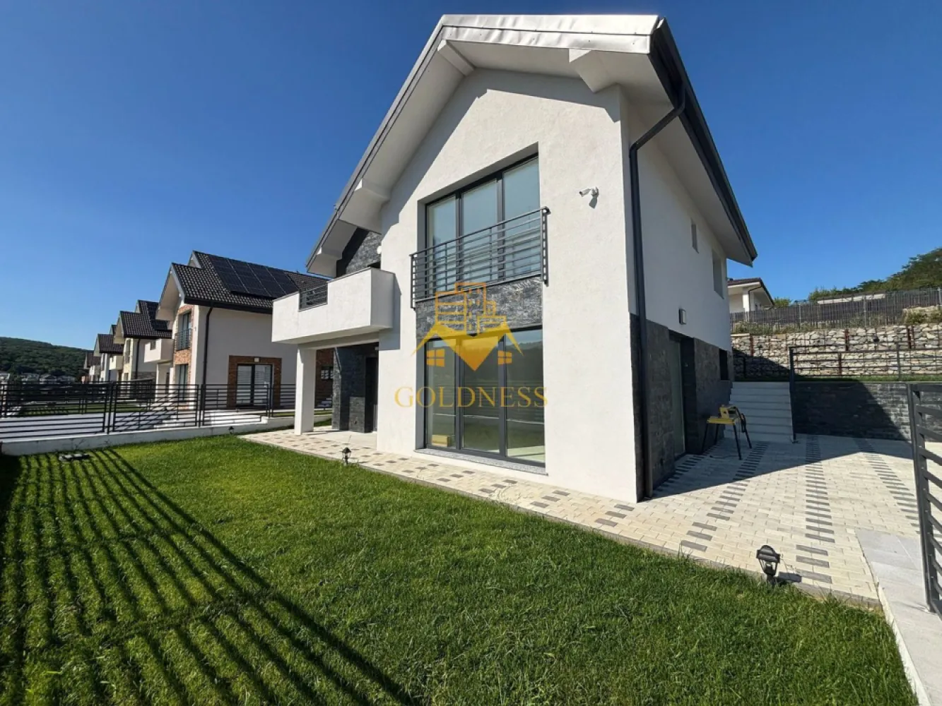 Casa individuala, 4 camere, garaj ,gradina, 2 bai, Popesti , Baciu - GOLDNESS Imobiliare vă propune spre închiriere o casă individuală cu 4 camere, complet finisată, situată în Popești.

Proprietatea dispune de loc de parcare și se află în apropierea stațiilor de transport în comun, magazinelor, restaurantelor, spațiilor verzi și farmaciilor.

Casa este compartimentată astfel:

- 3 dormitoare
- living cu bucătărie open space
- 2 băi
- debara
- terasă de 60 mp
- curte de 340 mp

Imobilul este dotat cu toate cele necesare pentru un confort sporit. 

Dacă sunteți interesați de această proprietate și doriți să programați o vizionare sau să aflați mai multe detalii despre alte oferte disponibile, nu ezitați să ne contactați telefonic sau prin e-mail. Vă stăm la dispoziție!

Pentru intermediere se percepe un comision de 2%.