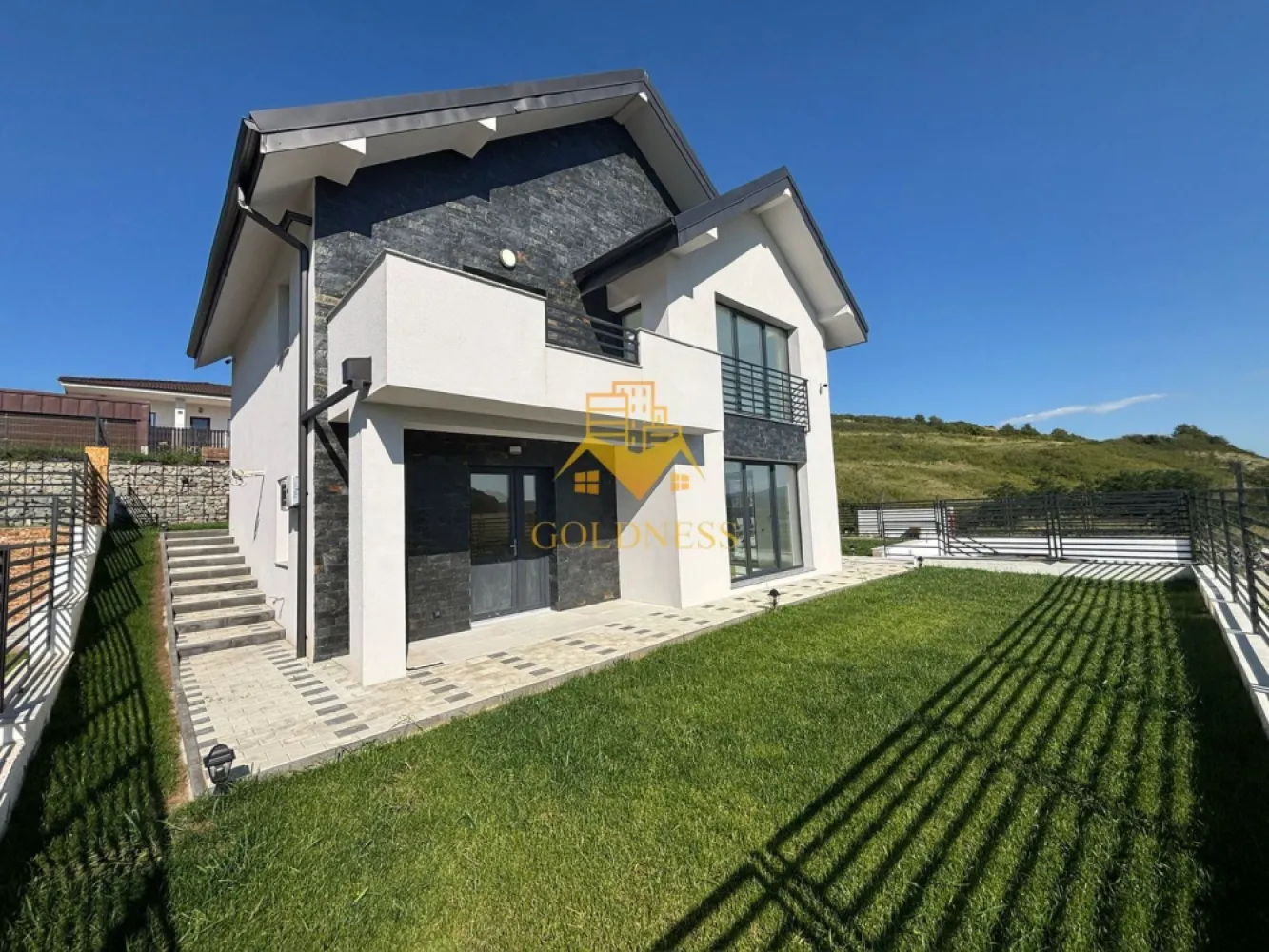 Casa individuala, 4 camere, garaj ,gradina, 2 bai, Popesti , Baciu - GOLDNESS Imobiliare vă propune spre închiriere o casă individuală cu 4 camere, complet finisată, situată în Popești.

Proprietatea dispune de loc de parcare și se află în apropierea stațiilor de transport în comun, magazinelor, restaurantelor, spațiilor verzi și farmaciilor.

Casa este compartimentată astfel:

- 3 dormitoare
- living cu bucătărie open space
- 2 băi
- debara
- terasă de 60 mp
- curte de 340 mp

Imobilul este dotat cu toate cele necesare pentru un confort sporit. 

Dacă sunteți interesați de această proprietate și doriți să programați o vizionare sau să aflați mai multe detalii despre alte oferte disponibile, nu ezitați să ne contactați telefonic sau prin e-mail. Vă stăm la dispoziție!

Pentru intermediere se percepe un comision de 2%.