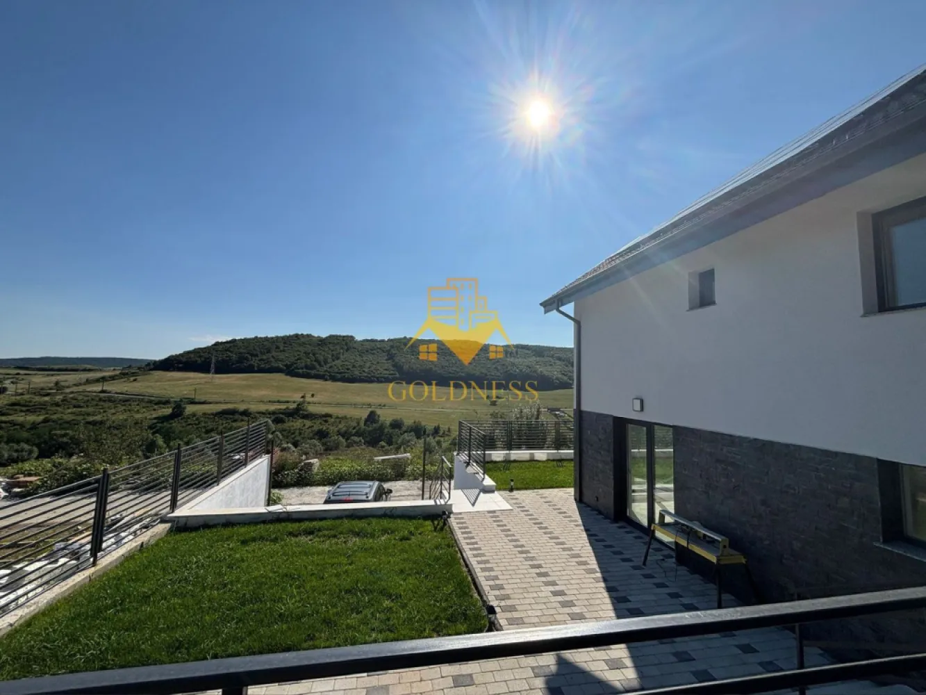 Casa individuala, 4 camere, garaj ,gradina, 2 bai, Popesti , Baciu - GOLDNESS Imobiliare vă propune spre închiriere o casă individuală cu 4 camere, complet finisată, situată în Popești.

Proprietatea dispune de loc de parcare și se află în apropierea stațiilor de transport în comun, magazinelor, restaurantelor, spațiilor verzi și farmaciilor.

Casa este compartimentată astfel:

- 3 dormitoare
- living cu bucătărie open space
- 2 băi
- debara
- terasă de 60 mp
- curte de 340 mp

Imobilul este dotat cu toate cele necesare pentru un confort sporit. 

Dacă sunteți interesați de această proprietate și doriți să programați o vizionare sau să aflați mai multe detalii despre alte oferte disponibile, nu ezitați să ne contactați telefonic sau prin e-mail. Vă stăm la dispoziție!

Pentru intermediere se percepe un comision de 2%.