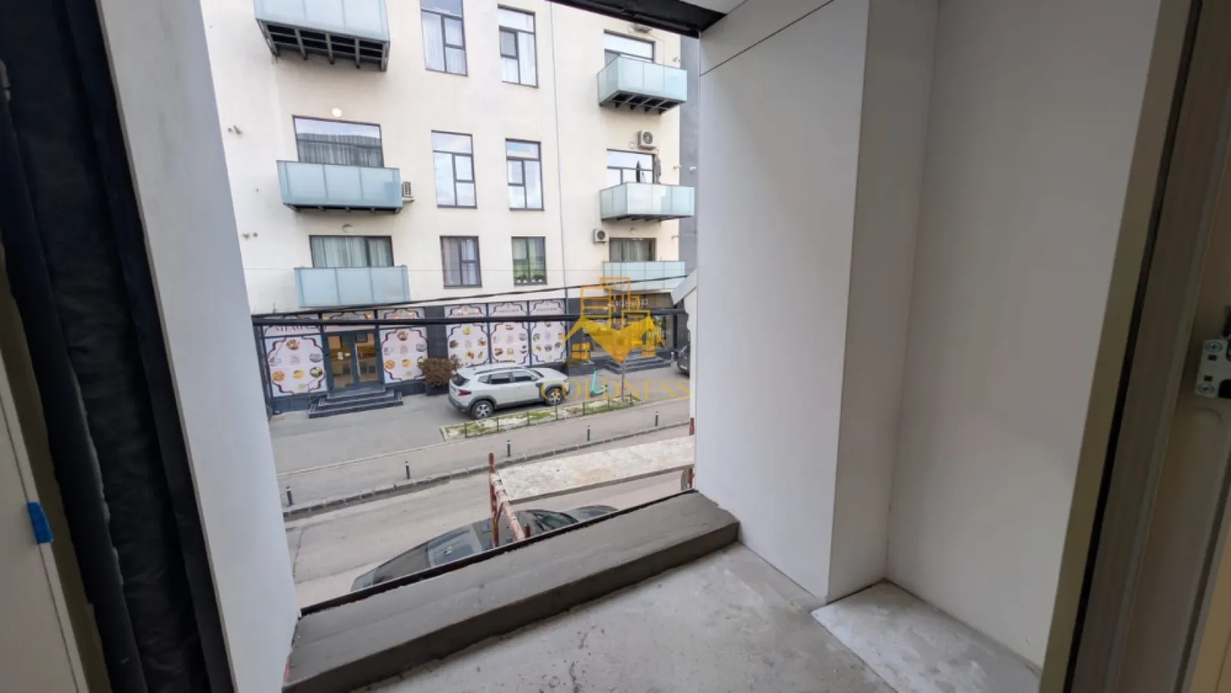 2 camere, Parcare Subterana, Bloc Nou, Central, Pta. Mihai Viteazu - GOLDNESS Imobiliare vă prezintă un apartament exclusivist cu 2 camere, poziționat pe Strada Ploiești — o adresă centrală veritabilă, apreciată pentru accesibilitate și rafinament urban.

La câteva minute de mers pe jos se regăsesc repere esențiale ale orașului:

* Piața Mihai Viteazul
* Piața Avram Iancu
* Teatrul Național Lucian Blaga
* Catedrala Mitropolitană din Cluj-Napoca

Zona oferă acces imediat către instituții culturale, restaurante consacrate, cafenele și principalele artere ale centrului.

Imobil finalizat în 2026, cu regim redus de înălțime (P+3), ce oferă discreție și un ambient rezidențial select. La parterul clădirii este integrat un spațiu comercial, adăugând funcționalitate fără a compromite intimitatea.

Apartamentul este nou, nelocuit, și se predă finisat, cu materiale contemporane și atenție la detalii.

Compartimentare echilibrată:

* Un dormitor generos și luminos
* Living generos cu bucătărie open-space
* Baie
* Balcon

Dotări:

* Încălzire în pardoseală
* Lift modern
* Parcare subterană cu lift auto

Locul de parcare subteran se achiziționează separat, la prețul de 15.000 euro +TVA.

!! La prețul afișat se adaugă TVA în cotă de 21%. !!

O alegere pentru cei care apreciază locația și standardul actual de confort. 

Strada Ploiești rămâne una dintre pozițiile centrale autentice — aproape de pulsul orașului, dar suficient de retrasă pentru a oferi liniște.

 0% comision pentru cumpărător.

Pentru informații suplimentare și programarea unei vizionări private, echipa GOLDNESS Imobiliare vă stă la dispoziție.