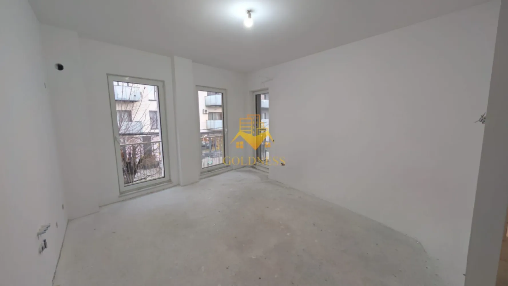 2 camere, Parcare Subterana, Bloc Nou, Central, Pta. Mihai Viteazu - GOLDNESS Imobiliare vă prezintă un apartament exclusivist cu 2 camere, poziționat pe Strada Ploiești — o adresă centrală veritabilă, apreciată pentru accesibilitate și rafinament urban.

La câteva minute de mers pe jos se regăsesc repere esențiale ale orașului:

* Piața Mihai Viteazul
* Piața Avram Iancu
* Teatrul Național Lucian Blaga
* Catedrala Mitropolitană din Cluj-Napoca

Zona oferă acces imediat către instituții culturale, restaurante consacrate, cafenele și principalele artere ale centrului.

Imobil finalizat în 2026, cu regim redus de înălțime (P+3), ce oferă discreție și un ambient rezidențial select. La parterul clădirii este integrat un spațiu comercial, adăugând funcționalitate fără a compromite intimitatea.

Apartamentul este nou, nelocuit, și se predă finisat, cu materiale contemporane și atenție la detalii.

Compartimentare echilibrată:

* Un dormitor generos și luminos
* Living generos cu bucătărie open-space
* Baie
* Balcon

Dotări:

* Încălzire în pardoseală
* Lift modern
* Parcare subterană cu lift auto

Locul de parcare subteran se achiziționează separat, la prețul de 15.000 euro +TVA.

!! La prețul afișat se adaugă TVA în cotă de 21%. !!

O alegere pentru cei care apreciază locația și standardul actual de confort. 

Strada Ploiești rămâne una dintre pozițiile centrale autentice — aproape de pulsul orașului, dar suficient de retrasă pentru a oferi liniște.

 0% comision pentru cumpărător.

Pentru informații suplimentare și programarea unei vizionări private, echipa GOLDNESS Imobiliare vă stă la dispoziție.