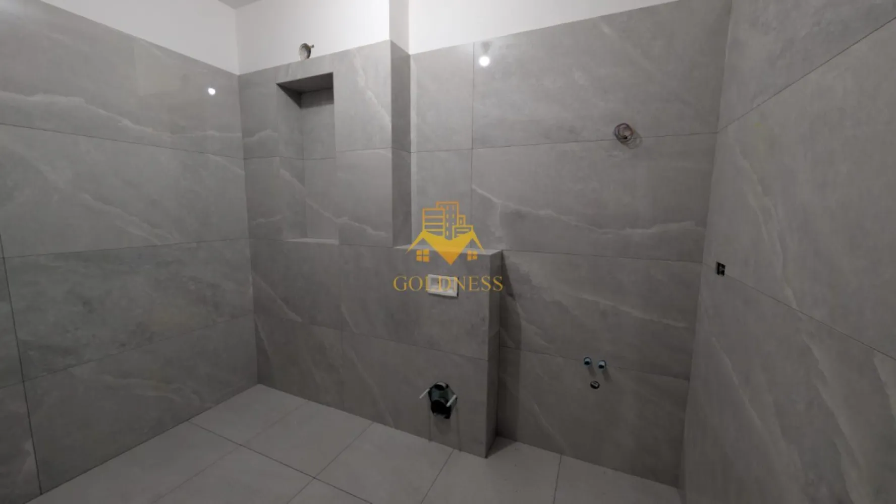 2 camere, Parcare Subterana, Bloc Nou, Central, Pta. Mihai Viteazu - GOLDNESS Imobiliare vă prezintă un apartament exclusivist cu 2 camere, poziționat pe Strada Ploiești — o adresă centrală veritabilă, apreciată pentru accesibilitate și rafinament urban.

La câteva minute de mers pe jos se regăsesc repere esențiale ale orașului:

* Piața Mihai Viteazul
* Piața Avram Iancu
* Teatrul Național Lucian Blaga
* Catedrala Mitropolitană din Cluj-Napoca

Zona oferă acces imediat către instituții culturale, restaurante consacrate, cafenele și principalele artere ale centrului.

Imobil finalizat în 2026, cu regim redus de înălțime (P+3), ce oferă discreție și un ambient rezidențial select. La parterul clădirii este integrat un spațiu comercial, adăugând funcționalitate fără a compromite intimitatea.

Apartamentul este nou, nelocuit, și se predă finisat, cu materiale contemporane și atenție la detalii.

Compartimentare echilibrată:

* Un dormitor generos și luminos
* Living generos cu bucătărie open-space
* Baie
* Balcon

Dotări:

* Încălzire în pardoseală
* Lift modern
* Parcare subterană cu lift auto

Locul de parcare subteran se achiziționează separat, la prețul de 15.000 euro +TVA.

!! La prețul afișat se adaugă TVA în cotă de 21%. !!

O alegere pentru cei care apreciază locația și standardul actual de confort. 

Strada Ploiești rămâne una dintre pozițiile centrale autentice — aproape de pulsul orașului, dar suficient de retrasă pentru a oferi liniște.

 0% comision pentru cumpărător.

Pentru informații suplimentare și programarea unei vizionări private, echipa GOLDNESS Imobiliare vă stă la dispoziție.
