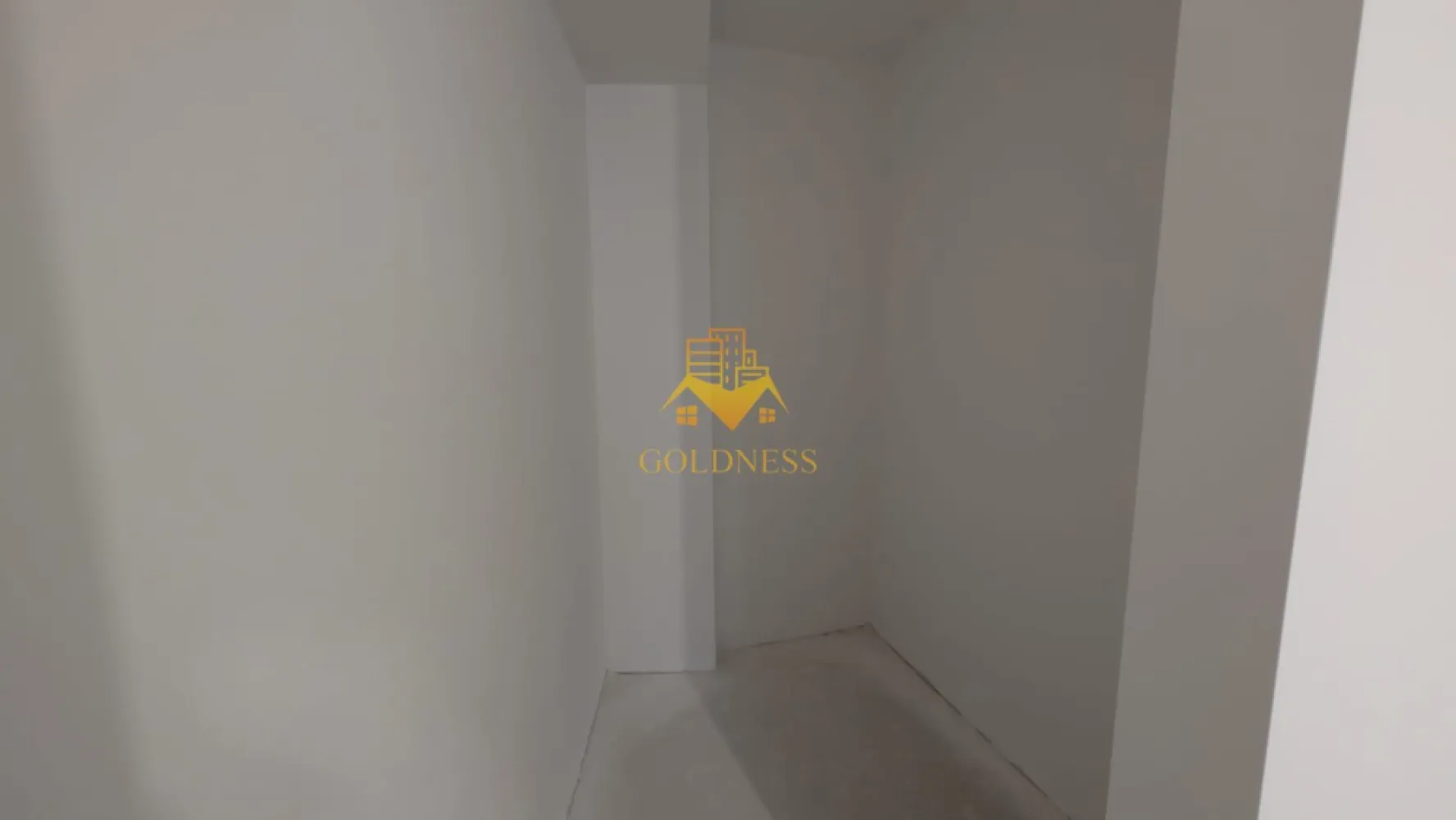 2 camere, Parcare Subterana, Bloc Nou, Central, Pta. Mihai Viteazu - GOLDNESS Imobiliare vă prezintă un apartament exclusivist cu 2 camere, poziționat pe Strada Ploiești — o adresă centrală veritabilă, apreciată pentru accesibilitate și rafinament urban.

La câteva minute de mers pe jos se regăsesc repere esențiale ale orașului:

* Piața Mihai Viteazul
* Piața Avram Iancu
* Teatrul Național Lucian Blaga
* Catedrala Mitropolitană din Cluj-Napoca

Zona oferă acces imediat către instituții culturale, restaurante consacrate, cafenele și principalele artere ale centrului.

Imobil finalizat în 2026, cu regim redus de înălțime (P+3), ce oferă discreție și un ambient rezidențial select. La parterul clădirii este integrat un spațiu comercial, adăugând funcționalitate fără a compromite intimitatea.

Apartamentul este nou, nelocuit, și se predă finisat, cu materiale contemporane și atenție la detalii.

Compartimentare echilibrată:

* Un dormitor generos și luminos
* Living generos cu bucătărie open-space
* Baie
* Balcon

Dotări:

* Încălzire în pardoseală
* Lift modern
* Parcare subterană cu lift auto

Locul de parcare subteran se achiziționează separat, la prețul de 15.000 euro +TVA.

!! La prețul afișat se adaugă TVA în cotă de 21%. !!

O alegere pentru cei care apreciază locația și standardul actual de confort. 

Strada Ploiești rămâne una dintre pozițiile centrale autentice — aproape de pulsul orașului, dar suficient de retrasă pentru a oferi liniște.

 0% comision pentru cumpărător.

Pentru informații suplimentare și programarea unei vizionări private, echipa GOLDNESS Imobiliare vă stă la dispoziție.