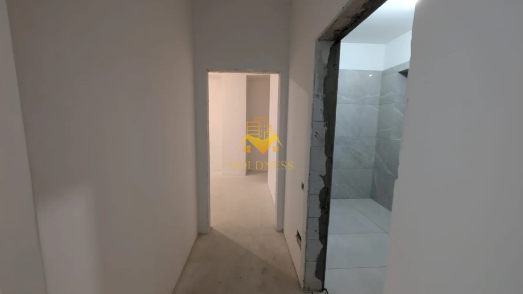 2 camere, Parcare Subterana, Bloc Nou, Central, Pta. Mihai Viteazu - GOLDNESS Imobiliare vă prezintă un apartament exclusivist cu 2 camere, poziționat pe Strada Ploiești — o adresă centrală veritabilă, apreciată pentru accesibilitate și rafinament urban.

La câteva minute de mers pe jos se regăsesc repere esențiale ale orașului:

* Piața Mihai Viteazul
* Piața Avram Iancu
* Teatrul Național Lucian Blaga
* Catedrala Mitropolitană din Cluj-Napoca

Zona oferă acces imediat către instituții culturale, restaurante consacrate, cafenele și principalele artere ale centrului.

Imobil finalizat în 2026, cu regim redus de înălțime (P+3), ce oferă discreție și un ambient rezidențial select. La parterul clădirii este integrat un spațiu comercial, adăugând funcționalitate fără a compromite intimitatea.

Apartamentul este nou, nelocuit, și se predă finisat, cu materiale contemporane și atenție la detalii.

Compartimentare echilibrată:

* Un dormitor generos și luminos
* Living generos cu bucătărie open-space
* Baie
* Balcon

Dotări:

* Încălzire în pardoseală
* Lift modern
* Parcare subterană cu lift auto

Locul de parcare subteran se achiziționează separat, la prețul de 15.000 euro +TVA.

!! La prețul afișat se adaugă TVA în cotă de 21%. !!

O alegere pentru cei care apreciază locația și standardul actual de confort. 

Strada Ploiești rămâne una dintre pozițiile centrale autentice — aproape de pulsul orașului, dar suficient de retrasă pentru a oferi liniște.

 0% comision pentru cumpărător.

Pentru informații suplimentare și programarea unei vizionări private, echipa GOLDNESS Imobiliare vă stă la dispoziție.