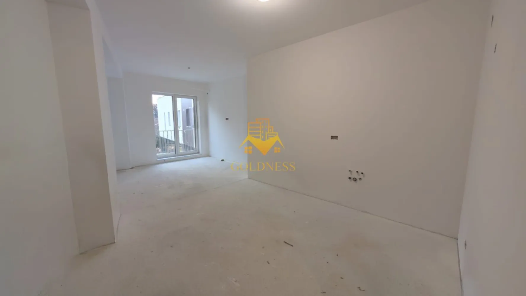 3 camere, Parcare Subterana, Bloc Nou, Central, Pta. Mihai Viteazu - GOLDNESS Imobiliare vă prezintă un apartament exclusivist cu 3 camere, poziționat pe Strada Ploiești — o adresă centrală veritabilă, apreciată pentru accesibilitate și rafinament urban.

La câteva minute de mers pe jos se regăsesc repere esențiale ale orașului:

* Piața Mihai Viteazul
* Piața Avram Iancu
* Teatrul Național Lucian Blaga
* Catedrala Mitropolitană din Cluj-Napoca

Zona oferă acces imediat către instituții culturale, restaurante consacrate, cafenele și principalele artere ale centrului.

Imobil finalizat în 2026, cu regim redus de înălțime (P+3), ce oferă discreție și un ambient rezidențial select. La parterul clădirii este integrat un spațiu comercial, adăugând funcționalitate fără a compromite intimitatea.

Apartamentul este nou, nelocuit, și se predă finisat, cu materiale contemporane și atenție la detalii.

Compartimentare echilibrată:

* Două dormitoare luminoase
* Living generos cu bucătărie open-space
* Baie
* Balcon

Dotări:

* Încălzire în pardoseală
* Lift modern
* Parcare subterană cu lift auto

Locul de parcare subteran se achiziționează separat, la prețul de 15.000 euro +TVA.

!! La prețul afișat se adaugă TVA în cotă de 21%. !!

O alegere pentru cei care apreciază locația și standardul actual de confort. 

Strada Ploiești rămâne una dintre pozițiile centrale autentice — aproape de pulsul orașului, dar suficient de retrasă pentru a oferi liniște.

 0% comision pentru cumpărător.

Pentru informații suplimentare și programarea unei vizionări private, echipa GOLDNESS Imobiliare vă stă la dispoziție.
