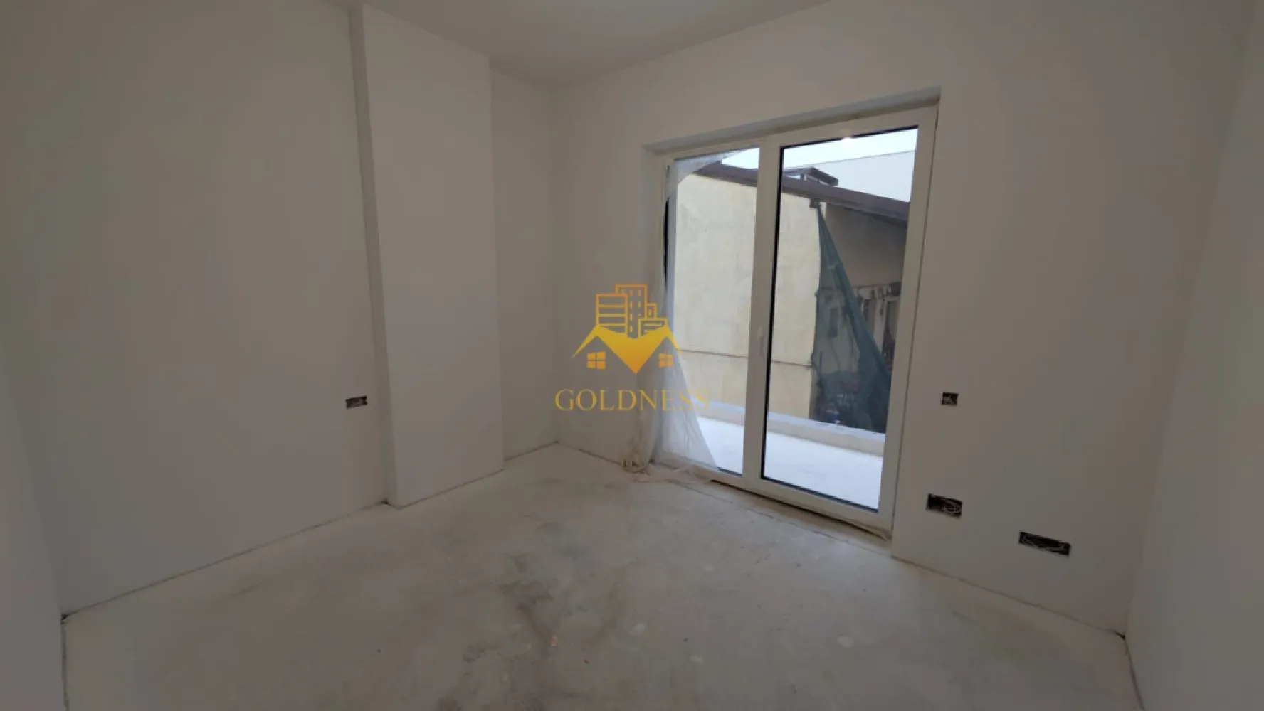 3 camere, Parcare Subterana, Bloc Nou, Central, Pta. Mihai Viteazu - GOLDNESS Imobiliare vă prezintă un apartament exclusivist cu 3 camere, poziționat pe Strada Ploiești — o adresă centrală veritabilă, apreciată pentru accesibilitate și rafinament urban.

La câteva minute de mers pe jos se regăsesc repere esențiale ale orașului:

* Piața Mihai Viteazul
* Piața Avram Iancu
* Teatrul Național Lucian Blaga
* Catedrala Mitropolitană din Cluj-Napoca

Zona oferă acces imediat către instituții culturale, restaurante consacrate, cafenele și principalele artere ale centrului.

Imobil finalizat în 2026, cu regim redus de înălțime (P+3), ce oferă discreție și un ambient rezidențial select. La parterul clădirii este integrat un spațiu comercial, adăugând funcționalitate fără a compromite intimitatea.

Apartamentul este nou, nelocuit, și se predă finisat, cu materiale contemporane și atenție la detalii.

Compartimentare echilibrată:

* Două dormitoare luminoase
* Living generos cu bucătărie open-space
* Baie
* Balcon

Dotări:

* Încălzire în pardoseală
* Lift modern
* Parcare subterană cu lift auto

Locul de parcare subteran se achiziționează separat, la prețul de 15.000 euro +TVA.

!! La prețul afișat se adaugă TVA în cotă de 21%. !!

O alegere pentru cei care apreciază locația și standardul actual de confort. 

Strada Ploiești rămâne una dintre pozițiile centrale autentice — aproape de pulsul orașului, dar suficient de retrasă pentru a oferi liniște.

 0% comision pentru cumpărător.

Pentru informații suplimentare și programarea unei vizionări private, echipa GOLDNESS Imobiliare vă stă la dispoziție.