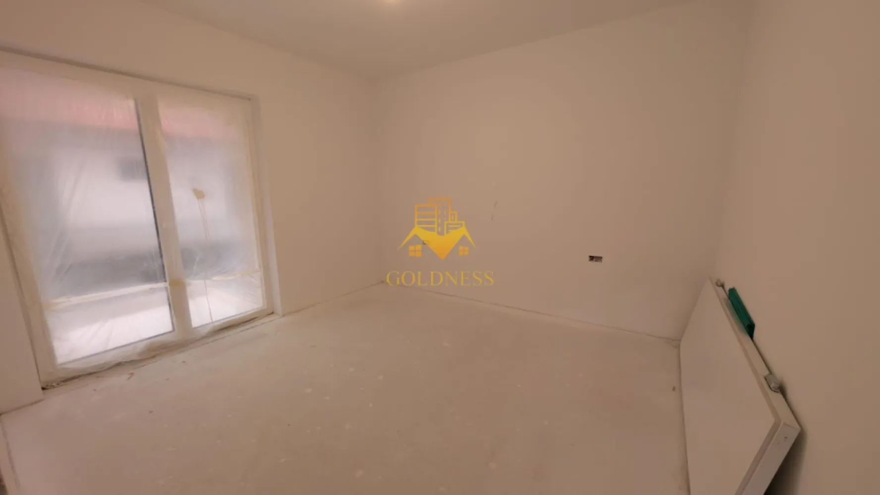 3 camere, Parcare Subterana, Bloc Nou, Central, Pta. Mihai Viteazu - GOLDNESS Imobiliare vă prezintă un apartament exclusivist cu 3 camere, poziționat pe Strada Ploiești — o adresă centrală veritabilă, apreciată pentru accesibilitate și rafinament urban.

La câteva minute de mers pe jos se regăsesc repere esențiale ale orașului:

* Piața Mihai Viteazul
* Piața Avram Iancu
* Teatrul Național Lucian Blaga
* Catedrala Mitropolitană din Cluj-Napoca

Zona oferă acces imediat către instituții culturale, restaurante consacrate, cafenele și principalele artere ale centrului.

Imobil finalizat în 2026, cu regim redus de înălțime (P+3), ce oferă discreție și un ambient rezidențial select. La parterul clădirii este integrat un spațiu comercial, adăugând funcționalitate fără a compromite intimitatea.

Apartamentul este nou, nelocuit, și se predă finisat, cu materiale contemporane și atenție la detalii.

Compartimentare echilibrată:

* Două dormitoare luminoase
* Living generos cu bucătărie open-space
* Baie
* Balcon

Dotări:

* Încălzire în pardoseală
* Lift modern
* Parcare subterană cu lift auto

Locul de parcare subteran se achiziționează separat, la prețul de 15.000 euro +TVA.

!! La prețul afișat se adaugă TVA în cotă de 21%. !!

O alegere pentru cei care apreciază locația și standardul actual de confort. 

Strada Ploiești rămâne una dintre pozițiile centrale autentice — aproape de pulsul orașului, dar suficient de retrasă pentru a oferi liniște.

 0% comision pentru cumpărător.

Pentru informații suplimentare și programarea unei vizionări private, echipa GOLDNESS Imobiliare vă stă la dispoziție.