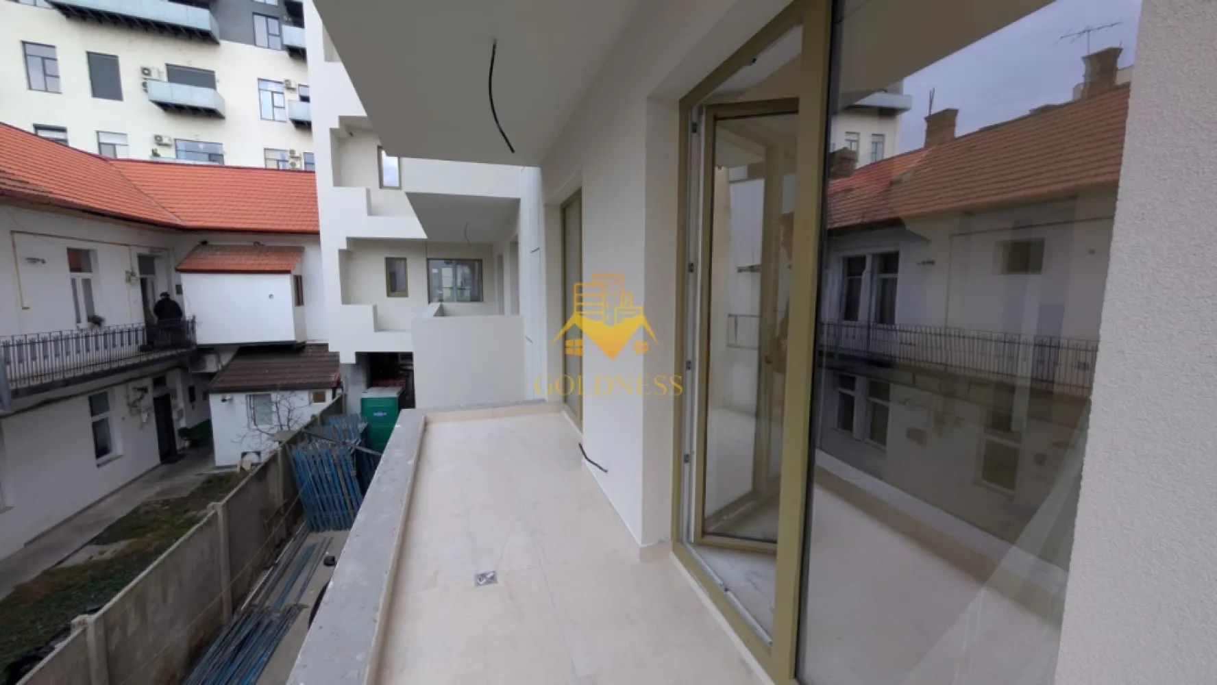 3 camere, Parcare Subterana, Bloc Nou, Central, Pta. Mihai Viteazu - GOLDNESS Imobiliare vă prezintă un apartament exclusivist cu 3 camere, poziționat pe Strada Ploiești — o adresă centrală veritabilă, apreciată pentru accesibilitate și rafinament urban.

La câteva minute de mers pe jos se regăsesc repere esențiale ale orașului:

* Piața Mihai Viteazul
* Piața Avram Iancu
* Teatrul Național Lucian Blaga
* Catedrala Mitropolitană din Cluj-Napoca

Zona oferă acces imediat către instituții culturale, restaurante consacrate, cafenele și principalele artere ale centrului.

Imobil finalizat în 2026, cu regim redus de înălțime (P+3), ce oferă discreție și un ambient rezidențial select. La parterul clădirii este integrat un spațiu comercial, adăugând funcționalitate fără a compromite intimitatea.

Apartamentul este nou, nelocuit, și se predă finisat, cu materiale contemporane și atenție la detalii.

Compartimentare echilibrată:

* Două dormitoare luminoase
* Living generos cu bucătărie open-space
* Baie
* Balcon

Dotări:

* Încălzire în pardoseală
* Lift modern
* Parcare subterană cu lift auto

Locul de parcare subteran se achiziționează separat, la prețul de 15.000 euro +TVA.

!! La prețul afișat se adaugă TVA în cotă de 21%. !!

O alegere pentru cei care apreciază locația și standardul actual de confort. 

Strada Ploiești rămâne una dintre pozițiile centrale autentice — aproape de pulsul orașului, dar suficient de retrasă pentru a oferi liniște.

 0% comision pentru cumpărător.

Pentru informații suplimentare și programarea unei vizionări private, echipa GOLDNESS Imobiliare vă stă la dispoziție.
