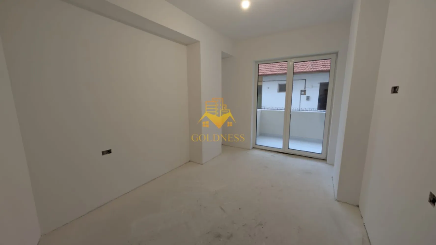 2 camere, Parcare Subterana, Bloc Nou, Central, Pta. Mihai Viteazu - GOLDNESS Imobiliare vă prezintă un apartament exclusivist cu 2 camere, poziționat pe Strada Ploiești — o adresă centrală veritabilă, apreciată pentru accesibilitate și rafinament urban.

La câteva minute de mers pe jos se regăsesc repere esențiale ale orașului:

* Piața Mihai Viteazul
* Piața Avram Iancu
* Teatrul Național Lucian Blaga
* Catedrala Mitropolitană din Cluj-Napoca

Zona oferă acces imediat către instituții culturale, restaurante consacrate, cafenele și principalele artere ale centrului.

Imobil finalizat în 2026, cu regim redus de înălțime (P+3), ce oferă discreție și un ambient rezidențial select. La parterul clădirii este integrat un spațiu comercial, adăugând funcționalitate fără a compromite intimitatea.

Apartamentul este nou, nelocuit, și se predă finisat, cu materiale contemporane și atenție la detalii.

Compartimentare echilibrată:

* Un dormitor generos și luminos
* Living generos cu bucătărie open-space
* Baie
* Balcon

Dotări:

* Încălzire în pardoseală
* Lift modern
* Parcare subterană cu lift auto

Locul de parcare subteran se achiziționează separat, la prețul de 15.000 euro +TVA.

!! La prețul afișat se adaugă TVA în cotă de 21%. !!

O alegere pentru cei care apreciază locația și standardul actual de confort. 

Strada Ploiești rămâne una dintre pozițiile centrale autentice — aproape de pulsul orașului, dar suficient de retrasă pentru a oferi liniște.

 0% comision pentru cumpărător.

Pentru informații suplimentare și programarea unei vizionări private, echipa GOLDNESS Imobiliare vă stă la dispoziție.