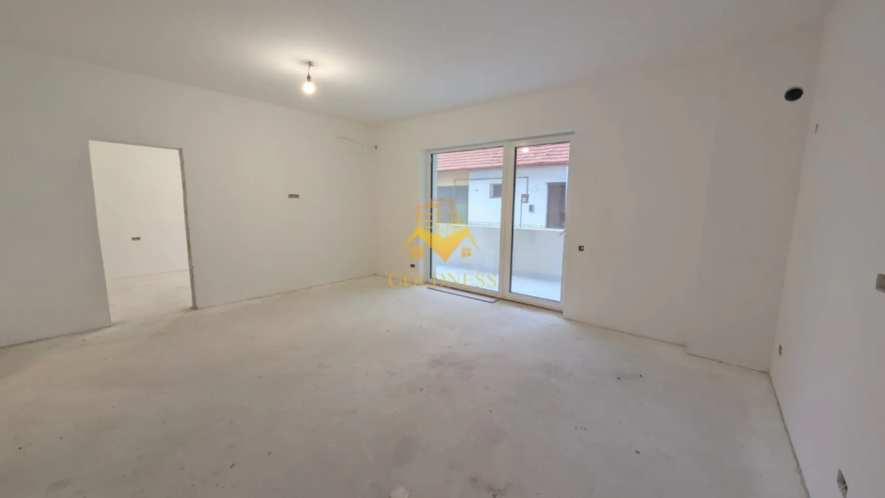 2 camere, Parcare Subterana, Bloc Nou, Central, Pta. Mihai Viteazu - GOLDNESS Imobiliare vă prezintă un apartament exclusivist cu 2 camere, poziționat pe Strada Ploiești — o adresă centrală veritabilă, apreciată pentru accesibilitate și rafinament urban.

La câteva minute de mers pe jos se regăsesc repere esențiale ale orașului:

* Piața Mihai Viteazul
* Piața Avram Iancu
* Teatrul Național Lucian Blaga
* Catedrala Mitropolitană din Cluj-Napoca

Zona oferă acces imediat către instituții culturale, restaurante consacrate, cafenele și principalele artere ale centrului.

Imobil finalizat în 2026, cu regim redus de înălțime (P+3), ce oferă discreție și un ambient rezidențial select. La parterul clădirii este integrat un spațiu comercial, adăugând funcționalitate fără a compromite intimitatea.

Apartamentul este nou, nelocuit, și se predă finisat, cu materiale contemporane și atenție la detalii.

Compartimentare echilibrată:

* Un dormitor generos și luminos
* Living generos cu bucătărie open-space
* Baie
* Balcon

Dotări:

* Încălzire în pardoseală
* Lift modern
* Parcare subterană cu lift auto

Locul de parcare subteran se achiziționează separat, la prețul de 15.000 euro +TVA.

!! La prețul afișat se adaugă TVA în cotă de 21%. !!

O alegere pentru cei care apreciază locația și standardul actual de confort. 

Strada Ploiești rămâne una dintre pozițiile centrale autentice — aproape de pulsul orașului, dar suficient de retrasă pentru a oferi liniște.

 0% comision pentru cumpărător.

Pentru informații suplimentare și programarea unei vizionări private, echipa GOLDNESS Imobiliare vă stă la dispoziție.