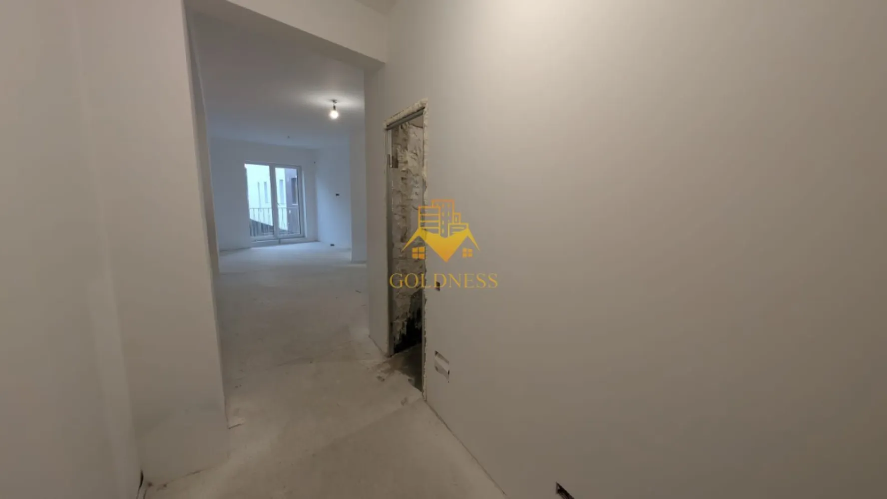 2 camere, Parcare Subterana, Bloc Nou, Central, Pta. Mihai Viteazu - GOLDNESS Imobiliare vă prezintă un apartament exclusivist cu 2 camere, poziționat pe Strada Ploiești — o adresă centrală veritabilă, apreciată pentru accesibilitate și rafinament urban.

La câteva minute de mers pe jos se regăsesc repere esențiale ale orașului:

* Piața Mihai Viteazul
* Piața Avram Iancu
* Teatrul Național Lucian Blaga
* Catedrala Mitropolitană din Cluj-Napoca

Zona oferă acces imediat către instituții culturale, restaurante consacrate, cafenele și principalele artere ale centrului.

Imobil finalizat în 2026, cu regim redus de înălțime (P+3), ce oferă discreție și un ambient rezidențial select. La parterul clădirii este integrat un spațiu comercial, adăugând funcționalitate fără a compromite intimitatea.

Apartamentul este nou, nelocuit, și se predă finisat, cu materiale contemporane și atenție la detalii.

Compartimentare echilibrată:

* Un dormitor generos și luminos
* Living generos cu bucătărie open-space
* Baie
* Balcon

Dotări:

* Încălzire în pardoseală
* Lift modern
* Parcare subterană cu lift auto

Locul de parcare subteran se achiziționează separat, la prețul de 15.000 euro +TVA.

!! La prețul afișat se adaugă TVA în cotă de 21%. !!

O alegere pentru cei care apreciază locația și standardul actual de confort. 

Strada Ploiești rămâne una dintre pozițiile centrale autentice — aproape de pulsul orașului, dar suficient de retrasă pentru a oferi liniște.

 0% comision pentru cumpărător.

Pentru informații suplimentare și programarea unei vizionări private, echipa GOLDNESS Imobiliare vă stă la dispoziție.