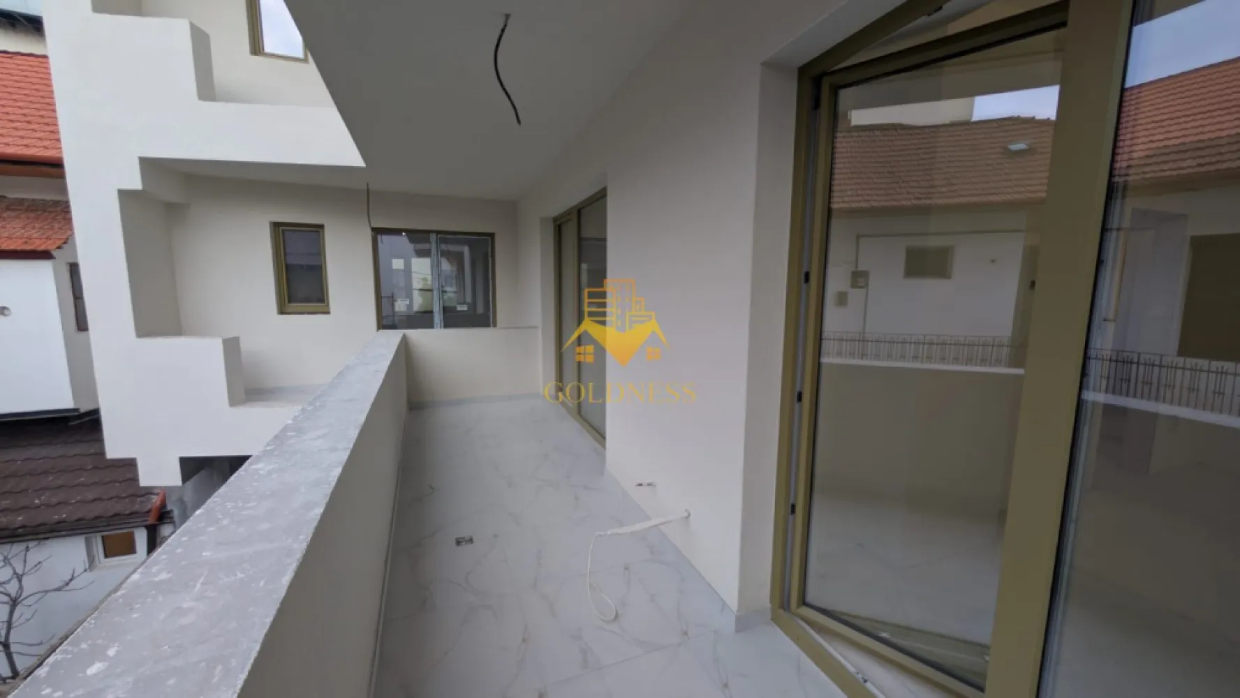 2 camere, Parcare Subterana, Bloc Nou, Central, Pta. Mihai Viteazu - GOLDNESS Imobiliare vă prezintă un apartament exclusivist cu 2 camere, poziționat pe Strada Ploiești — o adresă centrală veritabilă, apreciată pentru accesibilitate și rafinament urban.

La câteva minute de mers pe jos se regăsesc repere esențiale ale orașului:

* Piața Mihai Viteazul
* Piața Avram Iancu
* Teatrul Național Lucian Blaga
* Catedrala Mitropolitană din Cluj-Napoca

Zona oferă acces imediat către instituții culturale, restaurante consacrate, cafenele și principalele artere ale centrului.

Imobil finalizat în 2026, cu regim redus de înălțime (P+3), ce oferă discreție și un ambient rezidențial select. La parterul clădirii este integrat un spațiu comercial, adăugând funcționalitate fără a compromite intimitatea.

Apartamentul este nou, nelocuit, și se predă finisat, cu materiale contemporane și atenție la detalii.

Compartimentare echilibrată:

* Un dormitor generos și luminos
* Living generos cu bucătărie open-space
* Baie
* Balcon

Dotări:

* Încălzire în pardoseală
* Lift modern
* Parcare subterană cu lift auto

Locul de parcare subteran se achiziționează separat, la prețul de 15.000 euro +TVA.

!! La prețul afișat se adaugă TVA în cotă de 21%. !!

O alegere pentru cei care apreciază locația și standardul actual de confort. 

Strada Ploiești rămâne una dintre pozițiile centrale autentice — aproape de pulsul orașului, dar suficient de retrasă pentru a oferi liniște.

 0% comision pentru cumpărător.

Pentru informații suplimentare și programarea unei vizionări private, echipa GOLDNESS Imobiliare vă stă la dispoziție.