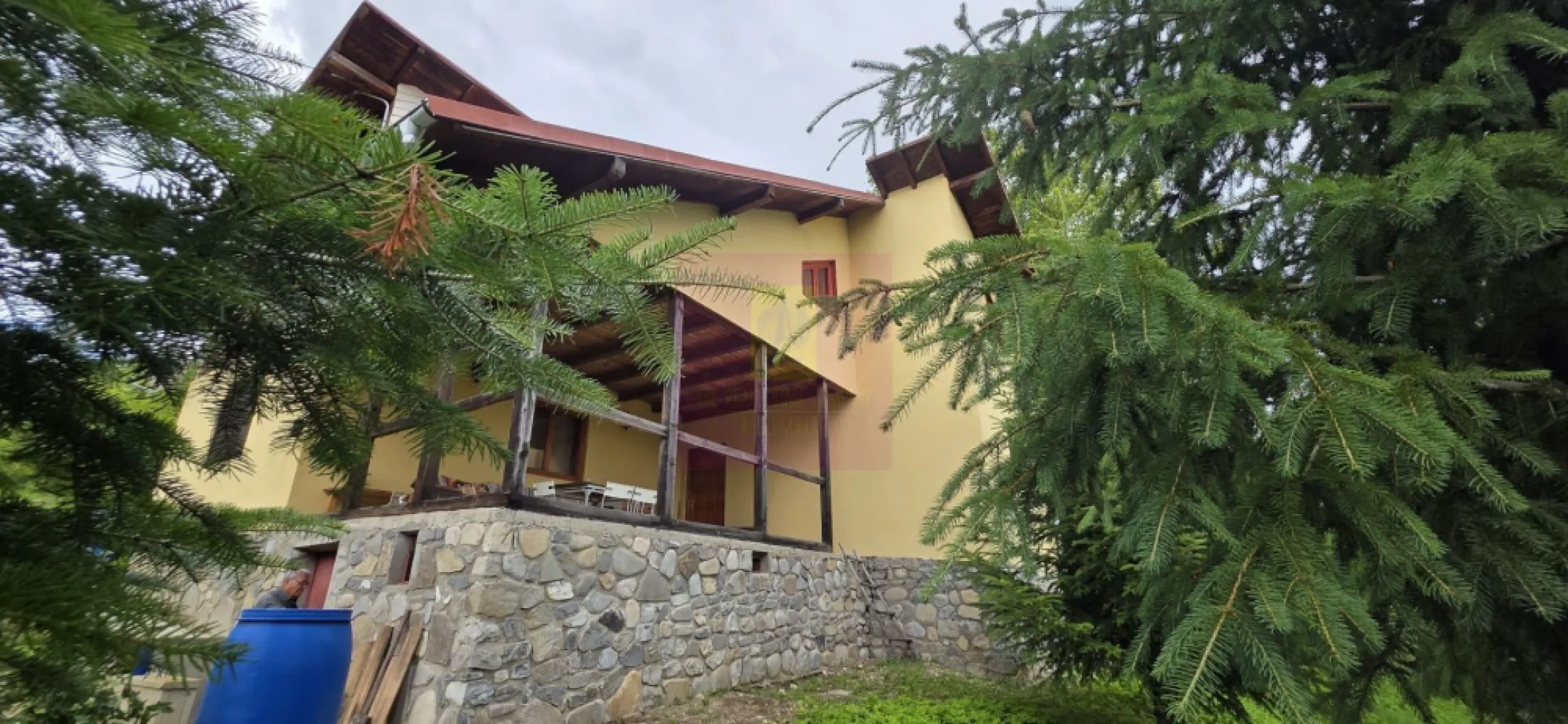 Cabana cu 5 camere de vanzare in Provita - Cabană de lemn de vânzare în Provița – refugiu de liniște în mijlocul naturii | Teren 2.200 mp

Agenția Imobiliară Mervani vă propune spre vânzare o proprietate specială, situată într-un cadru natural deosebit, în localitatea Provița, ideală pentru cei care caută liniște, intimitate și apropierea de natură.

Cabana, construită în anul 2008, este amplasată pe un teren generos de 2.200 mp, împrejmuit, cu o priveliște superbă către pădure. Poziționarea retrasă, aerul curat și sunetul apei de munte creează atmosfera perfectă pentru relaxare.

Proprietatea are o suprafață utilă de aproximativ 180 mp și este structurată pe demisol, parter și etaj, oferind spații generoase și bine compartimentate.

Compartimentare:

Demisol:

 pivniță ideală pentru depozitare.

Parter:

 bucătărie;
 baie cu duș;
 cameră de zi primitoare cu șemineu – locul perfect pentru seri petrecute alături de familie și prieteni;
 dormitor;
 terasă generoasă cu vedere către natură.

Accesul către etaj se realizează pe o scară interioară din lemn, care completează atmosfera caldă și autentică a cabanei.

Etaj:

 3 dormitoare;
 baie;
 balcon cu priveliște spre zona verde din jur.

Construcția dispune de fundație din beton, structură din lemn, cu exterior tencuit. Tâmplăria interioară și exterioară este realizată din lemn, păstrând caracterul rustic al proprietății, iar acoperișul este prevăzut cu învelitoare din tablă zincată.

Curtea este amenajată pentru relaxare și petrecerea timpului liber, având:
- zonă de grătar;
- loc de luat masa în aer liber;
- mică amenajare cu cascadă;
- brazi care completează peisajul natural;
- spațiu pentru parcarea a 2-3 autoturisme.

Terenul este înclinat, oferind o perspectivă frumoasă asupra împrejurimilor și un plus de farmec montan.

Utilități:

 branșament la energie electrică;
 încălzirea se face cu lemne, sobe de teracotă și șemineu;
 fântână proprie cu hidrofor.

Accesul se realizează facil, pe drum asfaltat până în fața proprietății. Peste drum curge un râu, iar priveliștea către pădure transformă această cabană într-un loc ideal pentru cei care își doresc o evadare din agitația orașului.

Zona este foarte liniștită, cu puține locuințe în apropiere, păstrând farmecul unei proprietăți retrase, autentice, aproape de natură.

O cabană potrivită atât ca locuință de vacanță pentru familie, cât și ca investiție pentru turism rural sau închiriere în regim de relaxare.

Mervani Imobiliare – Transformăm proprietățile în povești.
0729 935 536