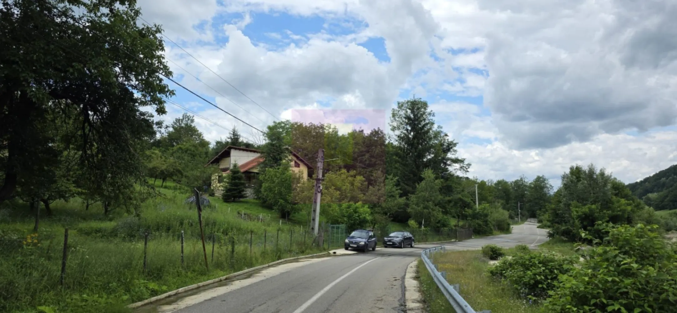 Cabana cu 5 camere de vanzare in Provita - Cabană de lemn de vânzare în Provița – refugiu de liniște în mijlocul naturii | Teren 2.200 mp

Agenția Imobiliară Mervani vă propune spre vânzare o proprietate specială, situată într-un cadru natural deosebit, în localitatea Provița, ideală pentru cei care caută liniște, intimitate și apropierea de natură.

Cabana, construită în anul 2008, este amplasată pe un teren generos de 2.200 mp, împrejmuit, cu o priveliște superbă către pădure. Poziționarea retrasă, aerul curat și sunetul apei de munte creează atmosfera perfectă pentru relaxare.

Proprietatea are o suprafață utilă de aproximativ 180 mp și este structurată pe demisol, parter și etaj, oferind spații generoase și bine compartimentate.

Compartimentare:

Demisol:

 pivniță ideală pentru depozitare.

Parter:

 bucătărie;
 baie cu duș;
 cameră de zi primitoare cu șemineu – locul perfect pentru seri petrecute alături de familie și prieteni;
 dormitor;
 terasă generoasă cu vedere către natură.

Accesul către etaj se realizează pe o scară interioară din lemn, care completează atmosfera caldă și autentică a cabanei.

Etaj:

 3 dormitoare;
 baie;
 balcon cu priveliște spre zona verde din jur.

Construcția dispune de fundație din beton, structură din lemn, cu exterior tencuit. Tâmplăria interioară și exterioară este realizată din lemn, păstrând caracterul rustic al proprietății, iar acoperișul este prevăzut cu învelitoare din tablă zincată.

Curtea este amenajată pentru relaxare și petrecerea timpului liber, având:
- zonă de grătar;
- loc de luat masa în aer liber;
- mică amenajare cu cascadă;
- brazi care completează peisajul natural;
- spațiu pentru parcarea a 2-3 autoturisme.

Terenul este înclinat, oferind o perspectivă frumoasă asupra împrejurimilor și un plus de farmec montan.

Utilități:

 branșament la energie electrică;
 încălzirea se face cu lemne, sobe de teracotă și șemineu;
 fântână proprie cu hidrofor.

Accesul se realizează facil, pe drum asfaltat până în fața proprietății. Peste drum curge un râu, iar priveliștea către pădure transformă această cabană într-un loc ideal pentru cei care își doresc o evadare din agitația orașului.

Zona este foarte liniștită, cu puține locuințe în apropiere, păstrând farmecul unei proprietăți retrase, autentice, aproape de natură.

O cabană potrivită atât ca locuință de vacanță pentru familie, cât și ca investiție pentru turism rural sau închiriere în regim de relaxare.

Mervani Imobiliare – Transformăm proprietățile în povești.
0729 935 536