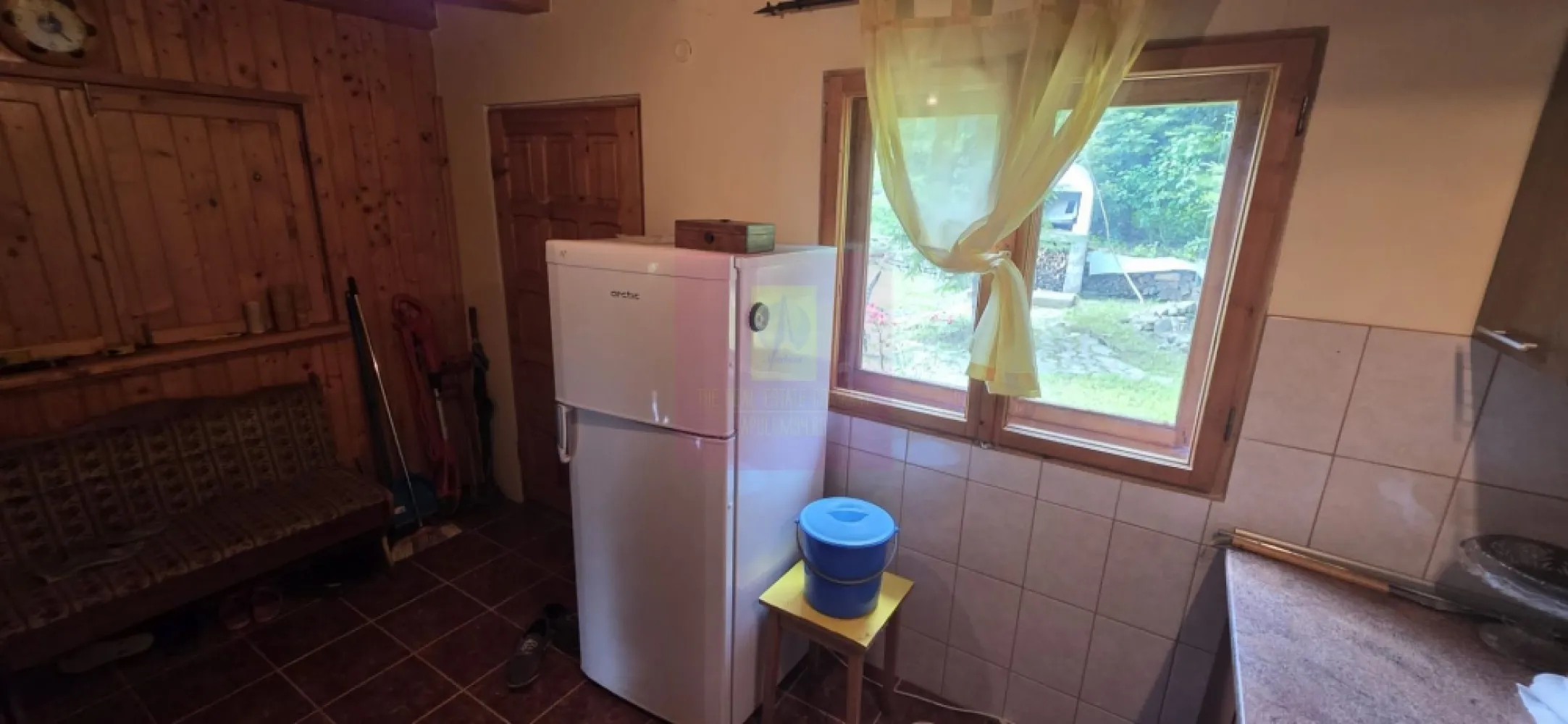 Cabana cu 5 camere de vanzare in Provita - Cabană de lemn de vânzare în Provița – refugiu de liniște în mijlocul naturii | Teren 2.200 mp

Agenția Imobiliară Mervani vă propune spre vânzare o proprietate specială, situată într-un cadru natural deosebit, în localitatea Provița, ideală pentru cei care caută liniște, intimitate și apropierea de natură.

Cabana, construită în anul 2008, este amplasată pe un teren generos de 2.200 mp, împrejmuit, cu o priveliște superbă către pădure. Poziționarea retrasă, aerul curat și sunetul apei de munte creează atmosfera perfectă pentru relaxare.

Proprietatea are o suprafață utilă de aproximativ 180 mp și este structurată pe demisol, parter și etaj, oferind spații generoase și bine compartimentate.

Compartimentare:

Demisol:

 pivniță ideală pentru depozitare.

Parter:

 bucătărie;
 baie cu duș;
 cameră de zi primitoare cu șemineu – locul perfect pentru seri petrecute alături de familie și prieteni;
 dormitor;
 terasă generoasă cu vedere către natură.

Accesul către etaj se realizează pe o scară interioară din lemn, care completează atmosfera caldă și autentică a cabanei.

Etaj:

 3 dormitoare;
 baie;
 balcon cu priveliște spre zona verde din jur.

Construcția dispune de fundație din beton, structură din lemn, cu exterior tencuit. Tâmplăria interioară și exterioară este realizată din lemn, păstrând caracterul rustic al proprietății, iar acoperișul este prevăzut cu învelitoare din tablă zincată.

Curtea este amenajată pentru relaxare și petrecerea timpului liber, având:
- zonă de grătar;
- loc de luat masa în aer liber;
- mică amenajare cu cascadă;
- brazi care completează peisajul natural;
- spațiu pentru parcarea a 2-3 autoturisme.

Terenul este înclinat, oferind o perspectivă frumoasă asupra împrejurimilor și un plus de farmec montan.

Utilități:

 branșament la energie electrică;
 încălzirea se face cu lemne, sobe de teracotă și șemineu;
 fântână proprie cu hidrofor.

Accesul se realizează facil, pe drum asfaltat până în fața proprietății. Peste drum curge un râu, iar priveliștea către pădure transformă această cabană într-un loc ideal pentru cei care își doresc o evadare din agitația orașului.

Zona este foarte liniștită, cu puține locuințe în apropiere, păstrând farmecul unei proprietăți retrase, autentice, aproape de natură.

O cabană potrivită atât ca locuință de vacanță pentru familie, cât și ca investiție pentru turism rural sau închiriere în regim de relaxare.

Mervani Imobiliare – Transformăm proprietățile în povești.
0729 935 536