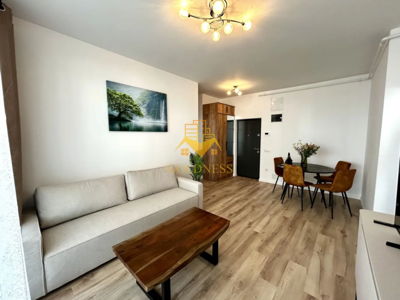 2 camere, Modern, Parcare subterana, Zona Cetatii, Bloc Nou, Floresti - GOLDNESS Imobiliare vă propune spre vanzare un apartament cu 2 camere complet mobilat și utilat, la etajul 1 într-un imobil de 4 etaje, situat în Floresti.
Dispune de loc de parcare subteran contra cost 10.000 euro negociabil!
Se află în apropierea stațiilor de transport în comun, magazine, restaurante, spații verzi, farmacii, etc. 

Apartamentul este compartimentat astfel:
 - dormitor cu pat matrimonial, dressing, noptiere
 - living cu canapea extensibila, comoda tv, loc de servit masa, dulap pentru depozitare
 -bucatarie complet utilată și mobilată, loc de servit masa 
 - baie cu dus walk-in calorifer port prosop și dulap pentru depozitare.
 - terasa generoasa de 11,4 mp.

Imobilul este dotat cu toate cele necesare- centrală proprie, frigider, aragaz, hotă, mașină de spălat haine, etc. 

Dacă sunteți interesați de acest apartament și doriți să îl vizionați, dar și pentru alte oferte nu ezitați să ne contactați telefonic sau prin e-mail. Vă stăm la dispoziție!
Pentru intermediere se percepe un comision de 2% din prețul vanzare!