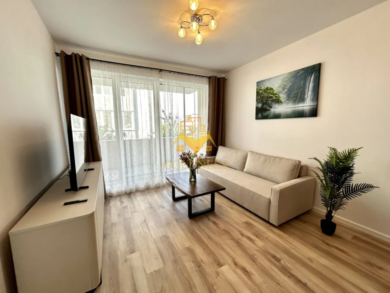 2 camere, Modern, Parcare subterana, Zona Cetatii, Bloc Nou, Floresti - GOLDNESS Imobiliare vă propune spre vanzare un apartament cu 2 camere complet mobilat și utilat, la etajul 1 într-un imobil de 4 etaje, situat în Floresti.
Dispune de loc de parcare subteran contra cost 10.000 euro negociabil!
Se află în apropierea stațiilor de transport în comun, magazine, restaurante, spații verzi, farmacii, etc. 

Apartamentul este compartimentat astfel:
 - dormitor cu pat matrimonial, dressing, noptiere
 - living cu canapea extensibila, comoda tv, loc de servit masa, dulap pentru depozitare
 -bucatarie complet utilată și mobilată, loc de servit masa 
 - baie cu dus walk-in calorifer port prosop și dulap pentru depozitare.
 - terasa generoasa de 11,4 mp.

Imobilul este dotat cu toate cele necesare- centrală proprie, frigider, aragaz, hotă, mașină de spălat haine, etc. 

Dacă sunteți interesați de acest apartament și doriți să îl vizionați, dar și pentru alte oferte nu ezitați să ne contactați telefonic sau prin e-mail. Vă stăm la dispoziție!
Pentru intermediere se percepe un comision de 2% din prețul vanzare!