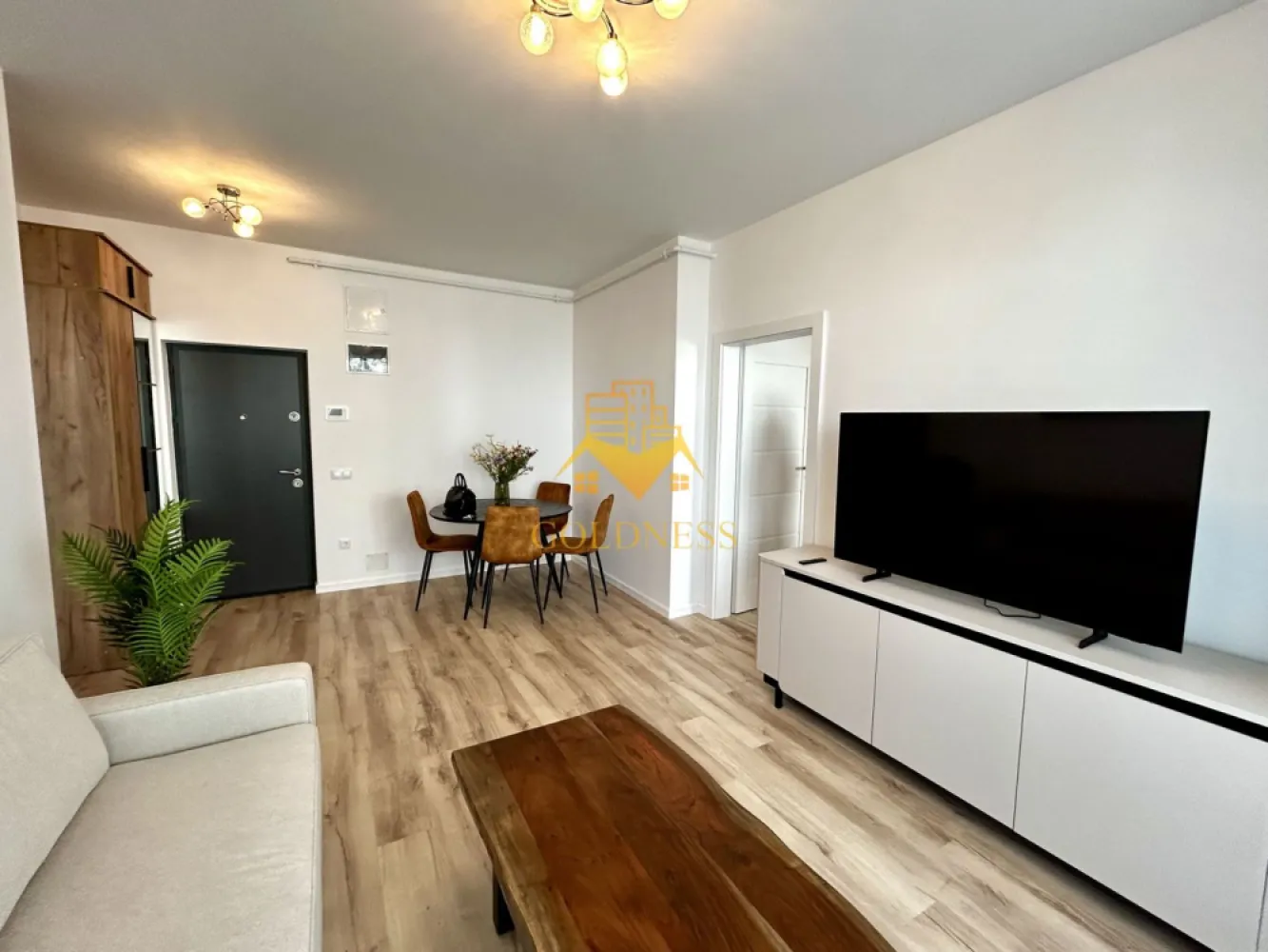 2 camere, Modern, Parcare subterana, Zona Cetatii, Bloc Nou, Floresti - GOLDNESS Imobiliare vă propune spre vanzare un apartament cu 2 camere complet mobilat și utilat, la etajul 1 într-un imobil de 4 etaje, situat în Floresti.
Dispune de loc de parcare subteran contra cost 10.000 euro negociabil!
Se află în apropierea stațiilor de transport în comun, magazine, restaurante, spații verzi, farmacii, etc. 

Apartamentul este compartimentat astfel:
 - dormitor cu pat matrimonial, dressing, noptiere
 - living cu canapea extensibila, comoda tv, loc de servit masa, dulap pentru depozitare
 -bucatarie complet utilată și mobilată, loc de servit masa 
 - baie cu dus walk-in calorifer port prosop și dulap pentru depozitare.
 - terasa generoasa de 11,4 mp.

Imobilul este dotat cu toate cele necesare- centrală proprie, frigider, aragaz, hotă, mașină de spălat haine, etc. 

Dacă sunteți interesați de acest apartament și doriți să îl vizionați, dar și pentru alte oferte nu ezitați să ne contactați telefonic sau prin e-mail. Vă stăm la dispoziție!
Pentru intermediere se percepe un comision de 2% din prețul vanzare!