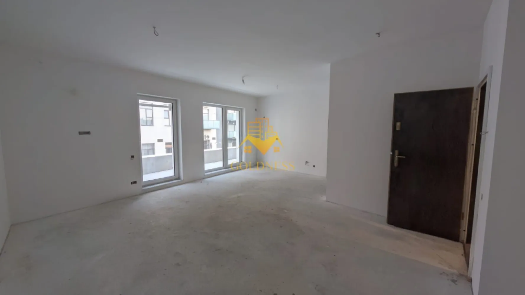 4 camere, Parcare Subterana, Bloc Nou, Central, Pta. Mihai Viteazu - GOLDNESS Imobiliare vă prezintă un apartament exclusivist cu 4 camere, poziționat pe Strada Ploiești — o adresă centrală veritabilă, apreciată pentru accesibilitate și rafinament urban.

La câteva minute de mers pe jos se regăsesc repere esențiale ale orașului:

* Piața Mihai Viteazul
* Piața Avram Iancu
* Teatrul Național Lucian Blaga
* Catedrala Mitropolitană din Cluj-Napoca

Zona oferă acces imediat către instituții culturale, restaurante consacrate, cafenele și principalele artere ale centrului.

Imobil finalizat în 2026, cu regim redus de înălțime (P+3), ce oferă discreție și un ambient rezidențial select. La parterul clădirii este integrat un spațiu comercial, adăugând funcționalitate fără a compromite intimitatea.

Apartamentul este nou, nelocuit, și se predă finisat, cu materiale contemporane și atenție la detalii.

Compartimentare echilibrată:

* Trei dormitoare generoase și luminoase. 
* Living generos cu bucătărie open-space. 
* 2 Băi.
* 2 Balcoane.

Dotări:

* Încălzire în pardoseală
* Lift modern
* Parcare subterană cu lift auto

Locul de parcare subteran se achiziționează separat, la prețul de 15.000 euro +TVA.

!! La prețul afișat se adaugă TVA în cotă de 21%. !!

O alegere pentru cei care apreciază locația și standardul actual de confort. 

Strada Ploiești rămâne una dintre pozițiile centrale autentice — aproape de pulsul orașului, dar suficient de retrasă pentru a oferi liniște.

 0% comision pentru cumpărător.

Pentru informații suplimentare și programarea unei vizionări private, echipa GOLDNESS Imobiliare vă stă la dispoziție.