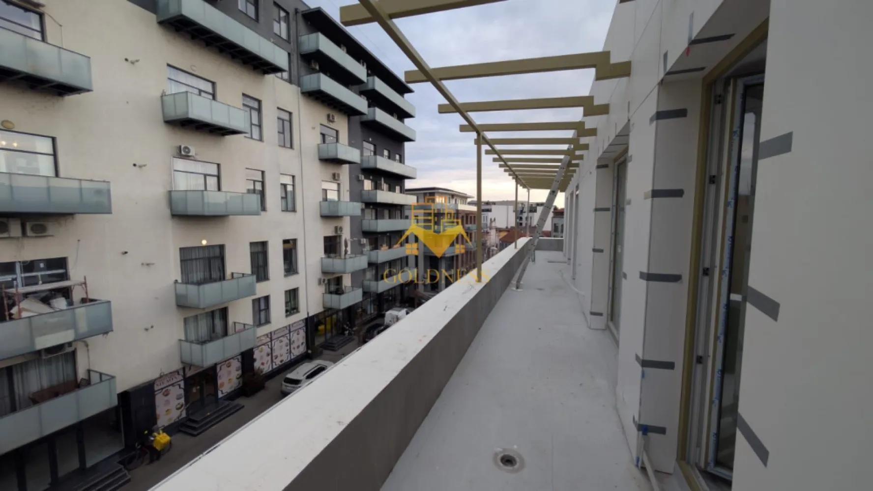 4 camere, Parcare Subterana, Bloc Nou, Central, Pta. Mihai Viteazu - GOLDNESS Imobiliare vă prezintă un apartament exclusivist cu 4 camere, poziționat pe Strada Ploiești — o adresă centrală veritabilă, apreciată pentru accesibilitate și rafinament urban.

La câteva minute de mers pe jos se regăsesc repere esențiale ale orașului:

* Piața Mihai Viteazul
* Piața Avram Iancu
* Teatrul Național Lucian Blaga
* Catedrala Mitropolitană din Cluj-Napoca

Zona oferă acces imediat către instituții culturale, restaurante consacrate, cafenele și principalele artere ale centrului.

Imobil finalizat în 2026, cu regim redus de înălțime (P+3), ce oferă discreție și un ambient rezidențial select. La parterul clădirii este integrat un spațiu comercial, adăugând funcționalitate fără a compromite intimitatea.

Apartamentul este nou, nelocuit, și se predă finisat, cu materiale contemporane și atenție la detalii.

Compartimentare echilibrată:

* Trei dormitoare generoase și luminoase. 
* Living generos cu bucătărie open-space. 
* 2 Băi.
* 2 Balcoane.

Dotări:

* Încălzire în pardoseală
* Lift modern
* Parcare subterană cu lift auto

Locul de parcare subteran se achiziționează separat, la prețul de 15.000 euro +TVA.

!! La prețul afișat se adaugă TVA în cotă de 21%. !!

O alegere pentru cei care apreciază locația și standardul actual de confort. 

Strada Ploiești rămâne una dintre pozițiile centrale autentice — aproape de pulsul orașului, dar suficient de retrasă pentru a oferi liniște.

 0% comision pentru cumpărător.

Pentru informații suplimentare și programarea unei vizionări private, echipa GOLDNESS Imobiliare vă stă la dispoziție.