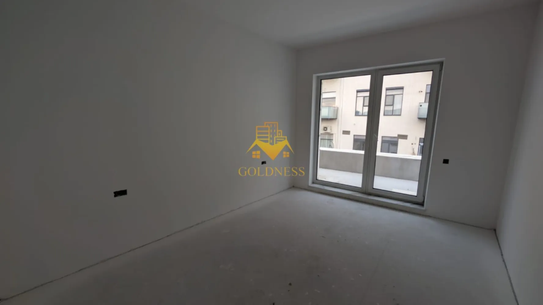 4 camere, Parcare Subterana, Bloc Nou, Central, Pta. Mihai Viteazu - GOLDNESS Imobiliare vă prezintă un apartament exclusivist cu 4 camere, poziționat pe Strada Ploiești — o adresă centrală veritabilă, apreciată pentru accesibilitate și rafinament urban.

La câteva minute de mers pe jos se regăsesc repere esențiale ale orașului:

* Piața Mihai Viteazul
* Piața Avram Iancu
* Teatrul Național Lucian Blaga
* Catedrala Mitropolitană din Cluj-Napoca

Zona oferă acces imediat către instituții culturale, restaurante consacrate, cafenele și principalele artere ale centrului.

Imobil finalizat în 2026, cu regim redus de înălțime (P+3), ce oferă discreție și un ambient rezidențial select. La parterul clădirii este integrat un spațiu comercial, adăugând funcționalitate fără a compromite intimitatea.

Apartamentul este nou, nelocuit, și se predă finisat, cu materiale contemporane și atenție la detalii.

Compartimentare echilibrată:

* Trei dormitoare generoase și luminoase. 
* Living generos cu bucătărie open-space. 
* 2 Băi.
* 2 Balcoane.

Dotări:

* Încălzire în pardoseală
* Lift modern
* Parcare subterană cu lift auto

Locul de parcare subteran se achiziționează separat, la prețul de 15.000 euro +TVA.

!! La prețul afișat se adaugă TVA în cotă de 21%. !!

O alegere pentru cei care apreciază locația și standardul actual de confort. 

Strada Ploiești rămâne una dintre pozițiile centrale autentice — aproape de pulsul orașului, dar suficient de retrasă pentru a oferi liniște.

 0% comision pentru cumpărător.

Pentru informații suplimentare și programarea unei vizionări private, echipa GOLDNESS Imobiliare vă stă la dispoziție.