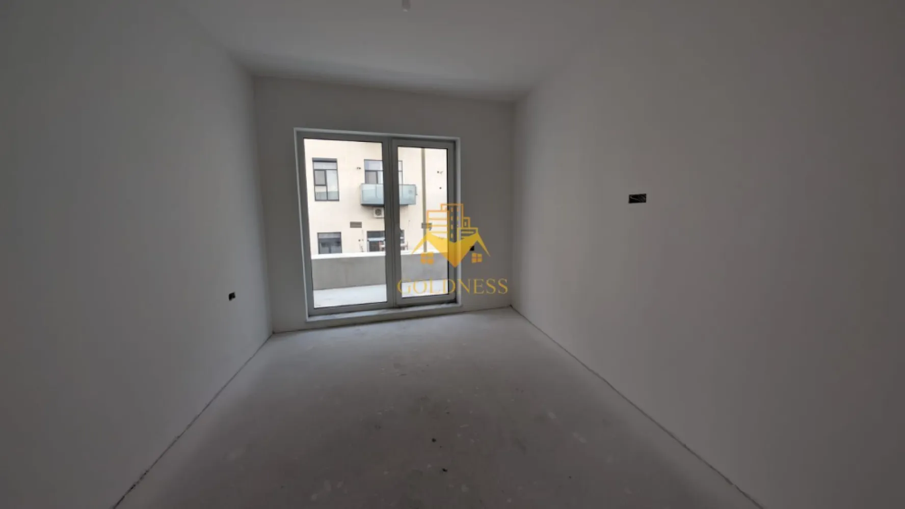 4 camere, Parcare Subterana, Bloc Nou, Central, Pta. Mihai Viteazu - GOLDNESS Imobiliare vă prezintă un apartament exclusivist cu 4 camere, poziționat pe Strada Ploiești — o adresă centrală veritabilă, apreciată pentru accesibilitate și rafinament urban.

La câteva minute de mers pe jos se regăsesc repere esențiale ale orașului:

* Piața Mihai Viteazul
* Piața Avram Iancu
* Teatrul Național Lucian Blaga
* Catedrala Mitropolitană din Cluj-Napoca

Zona oferă acces imediat către instituții culturale, restaurante consacrate, cafenele și principalele artere ale centrului.

Imobil finalizat în 2026, cu regim redus de înălțime (P+3), ce oferă discreție și un ambient rezidențial select. La parterul clădirii este integrat un spațiu comercial, adăugând funcționalitate fără a compromite intimitatea.

Apartamentul este nou, nelocuit, și se predă finisat, cu materiale contemporane și atenție la detalii.

Compartimentare echilibrată:

* Trei dormitoare generoase și luminoase. 
* Living generos cu bucătărie open-space. 
* 2 Băi.
* 2 Balcoane.

Dotări:

* Încălzire în pardoseală
* Lift modern
* Parcare subterană cu lift auto

Locul de parcare subteran se achiziționează separat, la prețul de 15.000 euro +TVA.

!! La prețul afișat se adaugă TVA în cotă de 21%. !!

O alegere pentru cei care apreciază locația și standardul actual de confort. 

Strada Ploiești rămâne una dintre pozițiile centrale autentice — aproape de pulsul orașului, dar suficient de retrasă pentru a oferi liniște.

 0% comision pentru cumpărător.

Pentru informații suplimentare și programarea unei vizionări private, echipa GOLDNESS Imobiliare vă stă la dispoziție.
