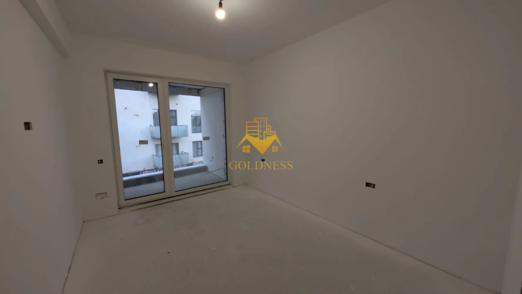 4 camere, Parcare Subterana, Bloc Nou, Central, Pta. Mihai Viteazu - GOLDNESS Imobiliare vă prezintă un apartament exclusivist cu 4 camere, poziționat pe Strada Ploiești — o adresă centrală veritabilă, apreciată pentru accesibilitate și rafinament urban.

La câteva minute de mers pe jos se regăsesc repere esențiale ale orașului:

* Piața Mihai Viteazul
* Piața Avram Iancu
* Teatrul Național Lucian Blaga
* Catedrala Mitropolitană din Cluj-Napoca

Zona oferă acces imediat către instituții culturale, restaurante consacrate, cafenele și principalele artere ale centrului.

Imobil finalizat în 2026, cu regim redus de înălțime (P+3), ce oferă discreție și un ambient rezidențial select. La parterul clădirii este integrat un spațiu comercial, adăugând funcționalitate fără a compromite intimitatea.

Apartamentul este nou, nelocuit, și se predă finisat, cu materiale contemporane și atenție la detalii.

Compartimentare echilibrată:

* Trei dormitoare generoase și luminoase. 
* Living generos cu bucătărie open-space. 
* 2 Băi.
* 2 Balcoane.

Dotări:

* Încălzire în pardoseală
* Lift modern
* Parcare subterană cu lift auto

Locul de parcare subteran se achiziționează separat, la prețul de 15.000 euro +TVA.

!! La prețul afișat se adaugă TVA în cotă de 21%. !!

O alegere pentru cei care apreciază locația și standardul actual de confort. 

Strada Ploiești rămâne una dintre pozițiile centrale autentice — aproape de pulsul orașului, dar suficient de retrasă pentru a oferi liniște.

 0% comision pentru cumpărător.

Pentru informații suplimentare și programarea unei vizionări private, echipa GOLDNESS Imobiliare vă stă la dispoziție.