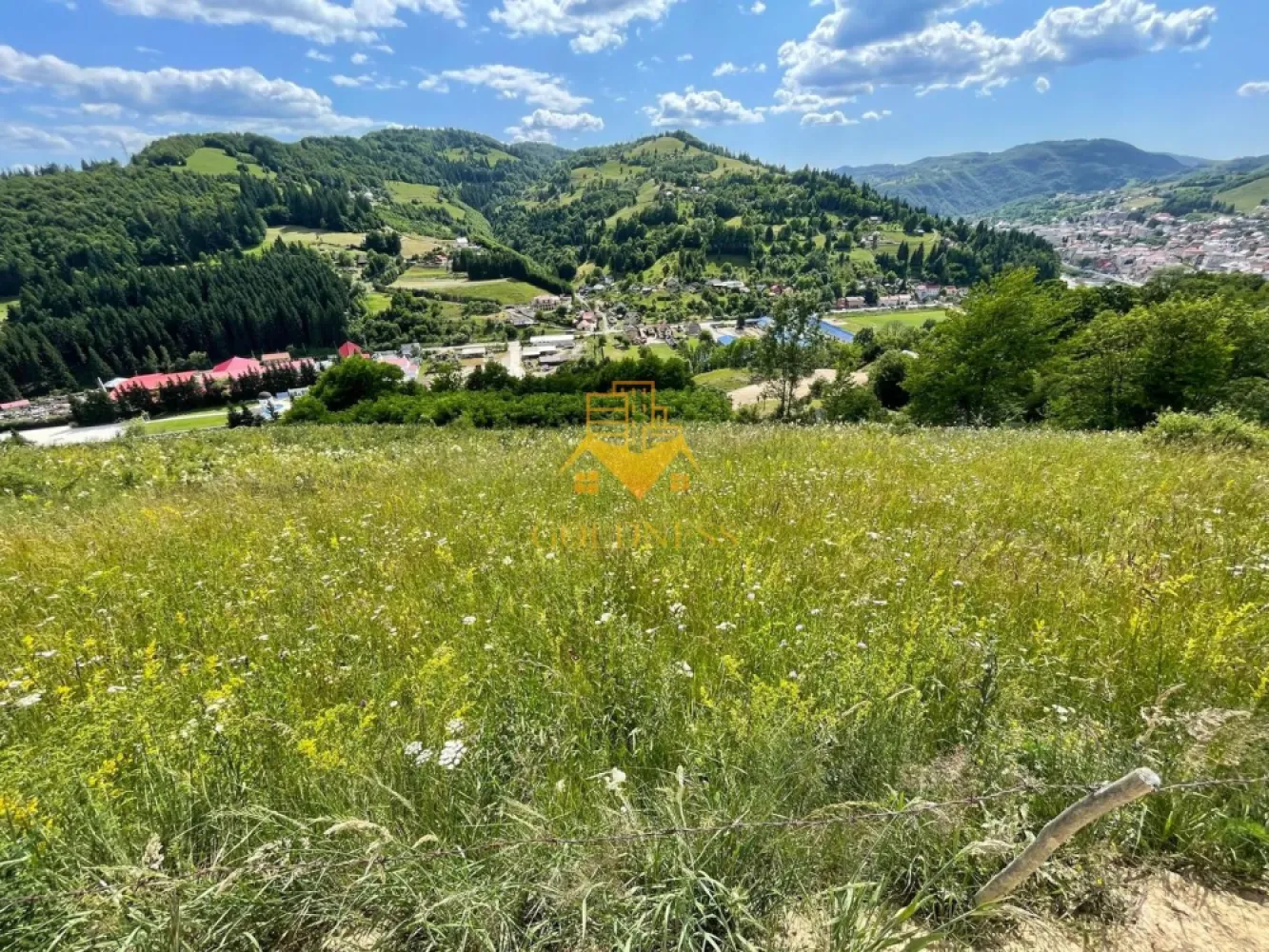 COMISON 0%, teren de vânzare, apă, curent, acces facil, Câmpeni - COMISION 0% DE LA CUMMPARATOR!

Goldness Imobiliare vă propune locul unde visele prind contur – Teren cu priveliște unică, în inima Țării Moților.

Imaginează-ți cum ar fi să te trezești în fiecare dimineață privind de sus orașul Câmpeni, cu munții Apuseni la orizont, liniștea naturii în jurul tău și aerul curat al zonei montane. Aici, în capitala Țării Moților, se află un loc special – un teren generos de 2.000 mp, unde visul tău de a construi o cabană, o casă de vacanță sau chiar un mic refugiu turistic poate deveni realitate.

📍 Terenul este poziționat strategic – deasupra orașului Câmpeni, într-o zonă retrasă, dar cu acces facil. Drumul care duce până acolo este în curs de asfaltare, un detaliu important care adaugă valoare pe termen lung proprietății. Iar faptul că dispune deja de apă curentă îți oferă un avantaj clar în demararea construcției.

Tot terenul este împrejmuit, iar spațiul plat și ușor înclinat îl face ideal pentru construcții tip A-frame, cabane rustice, case de vacanță sau chiar un mic proiect de tip glamping. Este perfect și pentru cei care caută o vatra de casă – un loc autentic, unde să-și întemeieze o gospodărie, în mijlocul naturii, dar aproape de oraș.

💡 O oportunitate de investiție: Zona este în plină dezvoltare turistică – Câmpeniul este poarta de intrare spre atracții faimoase precum Ghețarul de la Scărișoara, Roșia Montană, Valea Arieșului, Cheile Râmețului și stațiunea Arieșeni. Tot mai mulți turiști români și străini descoperă farmecul acestor locuri, ceea ce face ca o investiție aici să fie nu doar inspirată, ci și profitabilă.

🌿 Este mai mult decât un teren – este începutul unei povești.
O poveste cu rădăcini în Țara Moților, cu munți în fundal și liniște în suflet.
Dacă te vezi acolo, locuind sau investind, dă-ne un semn. E locul potrivit.

📞 Dacă sunteți interesați de acest teren și doriți să îl vizionați, dar și pentru alte oferte nu ezitați să ne contactați telefonic sau prin e-mail. Vă stăm la dispoziție!