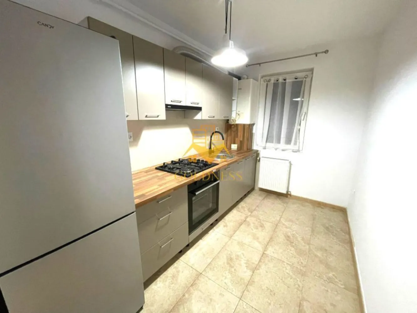 2 camere decomandate, parcare, AC, Pet Friendly, Vivo, Floresti - GOLDNESS Imobiliare vă propune spre închiriere un apartament cu 2 camere decomadate, complet mobilat și utilat, la etajul 3 într-un imobil de 3 etaje, în Zona Floresti.
Dispune de loc de parcare contracost 50 euro 💶 !
Se află în apropierea stațiilor de transport în comun, magazine, restaurante, spații verzi, farmacii, etc. 

Apartamentul este compartimentat astfel:
 - dormitor cu pat matrimonial, dressing, noptiere.
 - living canapea extensibilă, loc de servit masa, TV si spatiu de depozitare.
 - baie cu cada, calorifer port prosop și dulap pentru depozitare.
 - balcon de 5 mp.

Imobilul este dotat cu toate cele necesare- centrală proprie, mașină de spălat haine, frigider, aragaz, hotă, etc. 

Dacă sunteți interesați de acest apartament și doriți să îl vizionați, dar și pentru alte oferte nu ezitați să ne contactați telefonic sau prin e-mail. Vă stăm la dispoziție!

Pentru intermediere se percepe un comision de 50% din prețul chiriei!