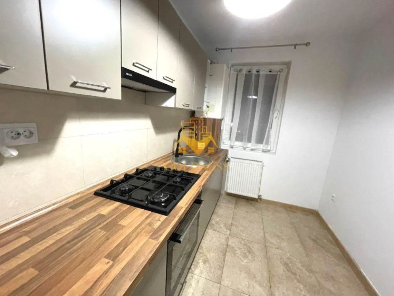 2 camere decomandate, parcare, AC, Pet Friendly, Vivo, Floresti - GOLDNESS Imobiliare vă propune spre închiriere un apartament cu 2 camere decomadate, complet mobilat și utilat, la etajul 3 într-un imobil de 3 etaje, în Zona Floresti.
Dispune de loc de parcare contracost 50 euro 💶 !
Se află în apropierea stațiilor de transport în comun, magazine, restaurante, spații verzi, farmacii, etc. 

Apartamentul este compartimentat astfel:
 - dormitor cu pat matrimonial, dressing, noptiere.
 - living canapea extensibilă, loc de servit masa, TV si spatiu de depozitare.
 - baie cu cada, calorifer port prosop și dulap pentru depozitare.
 - balcon de 5 mp.

Imobilul este dotat cu toate cele necesare- centrală proprie, mașină de spălat haine, frigider, aragaz, hotă, etc. 

Dacă sunteți interesați de acest apartament și doriți să îl vizionați, dar și pentru alte oferte nu ezitați să ne contactați telefonic sau prin e-mail. Vă stăm la dispoziție!

Pentru intermediere se percepe un comision de 50% din prețul chiriei!