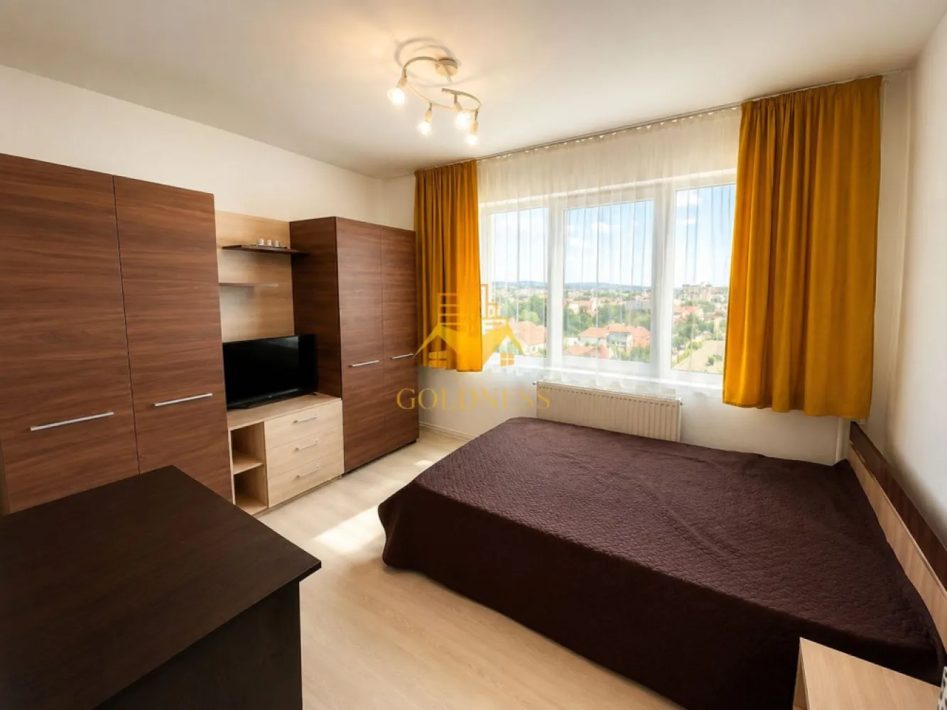 2 camere, decomandate, modern, Zona Piata Abator, BLVD Bucuresti - GOLDNESS Imobiliare vă propune spre închiriere un apartament cu 2 camere complet mobilat și utilat, la etajul 8 într-un imobil de 11 etaje, în Cartierul Marasti.
Posibilitate de parcare in zona !
Se află în apropierea stațiilor de transport în comun, magazine, restaurante, spații verzi, farmacii, etc. 

Apartamentul este compartimentat astfel:
 - dormitor cu pat matrimonial, dressing, noptiere
 - living cu canapea extensibila, spatiu pentru depozitare, tv
 - bucatarie complet mobilata, utilata, loc de luat masa
 - baie cu cada, calorifer port prosop și dulap pentru depozitare.

Imobilul este dotat cu toate cele necesare- centrală proprie, frigider, aragaz, hotă, mașină de spălat haine, etc. 

Dacă sunteți interesați de acest apartament și doriți să îl vizionați, dar și pentru alte oferte nu ezitați să ne contactați telefonic sau prin e-mail. Vă stăm la dispoziție!
Pentru intermediere se percepe un comision de 50% din prețul chiriei!
