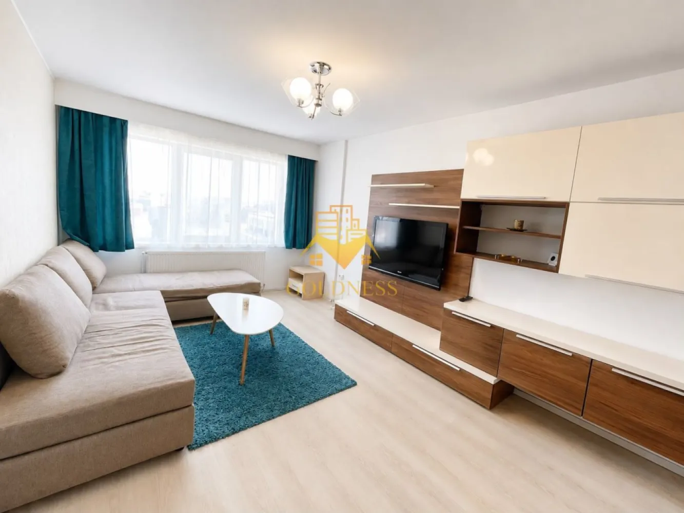 2 camere, decomandate, modern, Zona Piata Abator, BLVD Bucuresti - GOLDNESS Imobiliare vă propune spre închiriere un apartament cu 2 camere complet mobilat și utilat, la etajul 8 într-un imobil de 11 etaje, în Cartierul Marasti.
Posibilitate de parcare in zona !
Se află în apropierea stațiilor de transport în comun, magazine, restaurante, spații verzi, farmacii, etc. 

Apartamentul este compartimentat astfel:
 - dormitor cu pat matrimonial, dressing, noptiere
 - living cu canapea extensibila, spatiu pentru depozitare, tv
 - bucatarie complet mobilata, utilata, loc de luat masa
 - baie cu cada, calorifer port prosop și dulap pentru depozitare.

Imobilul este dotat cu toate cele necesare- centrală proprie, frigider, aragaz, hotă, mașină de spălat haine, etc. 

Dacă sunteți interesați de acest apartament și doriți să îl vizionați, dar și pentru alte oferte nu ezitați să ne contactați telefonic sau prin e-mail. Vă stăm la dispoziție!
Pentru intermediere se percepe un comision de 50% din prețul chiriei!