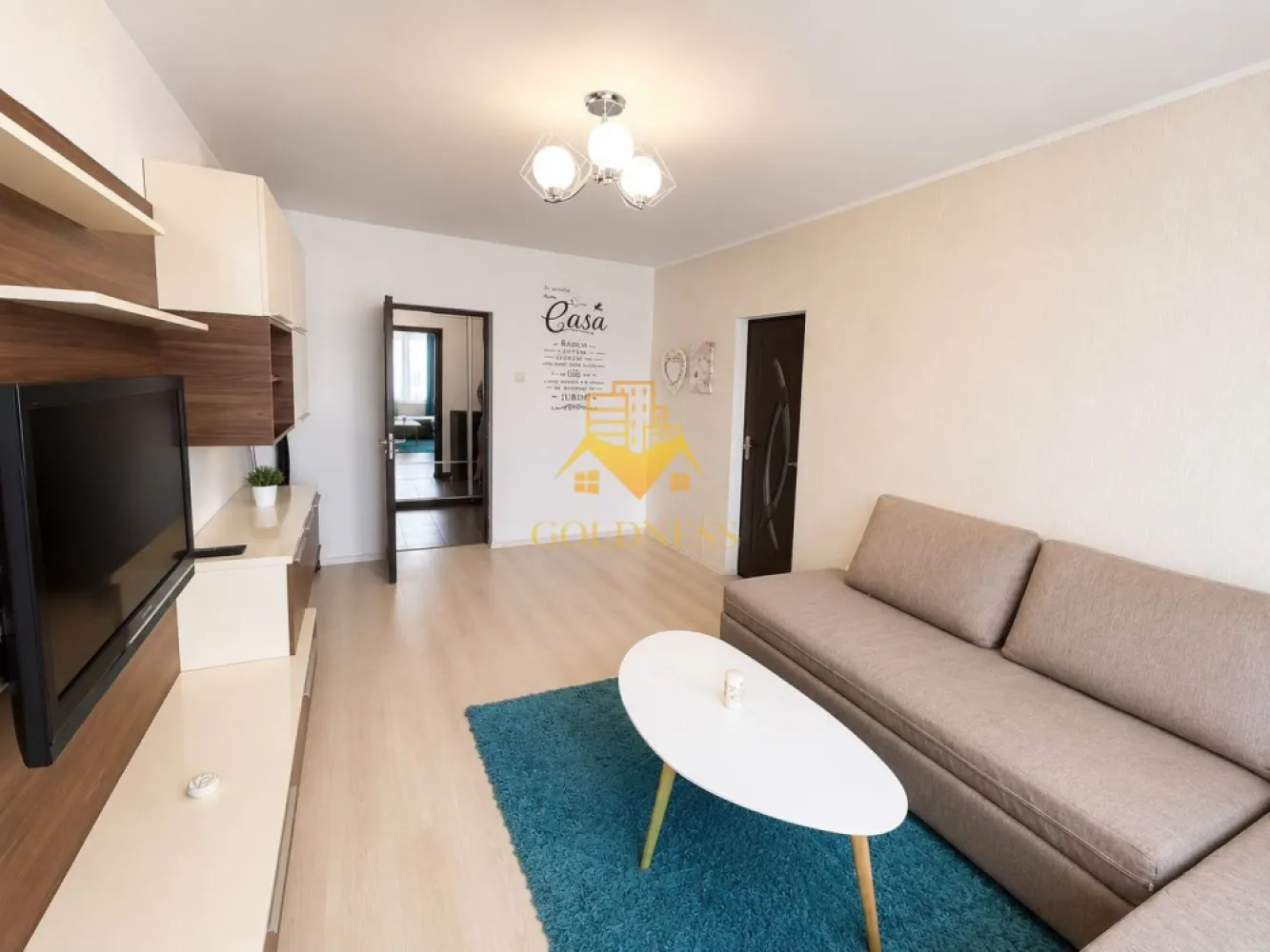2 camere, decomandate, modern, Zona Piata Abator, BLVD Bucuresti - GOLDNESS Imobiliare vă propune spre închiriere un apartament cu 2 camere complet mobilat și utilat, la etajul 8 într-un imobil de 11 etaje, în Cartierul Marasti.
Posibilitate de parcare in zona !
Se află în apropierea stațiilor de transport în comun, magazine, restaurante, spații verzi, farmacii, etc. 

Apartamentul este compartimentat astfel:
 - dormitor cu pat matrimonial, dressing, noptiere
 - living cu canapea extensibila, spatiu pentru depozitare, tv
 - bucatarie complet mobilata, utilata, loc de luat masa
 - baie cu cada, calorifer port prosop și dulap pentru depozitare.

Imobilul este dotat cu toate cele necesare- centrală proprie, frigider, aragaz, hotă, mașină de spălat haine, etc. 

Dacă sunteți interesați de acest apartament și doriți să îl vizionați, dar și pentru alte oferte nu ezitați să ne contactați telefonic sau prin e-mail. Vă stăm la dispoziție!
Pentru intermediere se percepe un comision de 50% din prețul chiriei!
