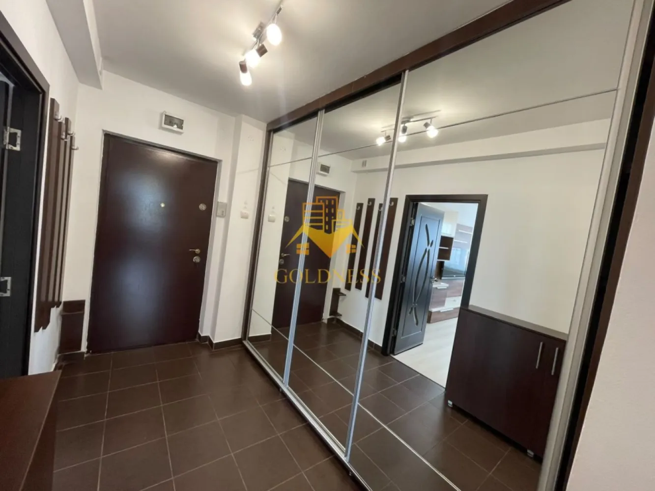2 camere, decomandate, modern, Zona Piata Abator, BLVD Bucuresti - GOLDNESS Imobiliare vă propune spre închiriere un apartament cu 2 camere complet mobilat și utilat, la etajul 8 într-un imobil de 11 etaje, în Cartierul Marasti.
Posibilitate de parcare in zona !
Se află în apropierea stațiilor de transport în comun, magazine, restaurante, spații verzi, farmacii, etc. 

Apartamentul este compartimentat astfel:
 - dormitor cu pat matrimonial, dressing, noptiere
 - living cu canapea extensibila, spatiu pentru depozitare, tv
 - bucatarie complet mobilata, utilata, loc de luat masa
 - baie cu cada, calorifer port prosop și dulap pentru depozitare.

Imobilul este dotat cu toate cele necesare- centrală proprie, frigider, aragaz, hotă, mașină de spălat haine, etc. 

Dacă sunteți interesați de acest apartament și doriți să îl vizionați, dar și pentru alte oferte nu ezitați să ne contactați telefonic sau prin e-mail. Vă stăm la dispoziție!
Pentru intermediere se percepe un comision de 50% din prețul chiriei!