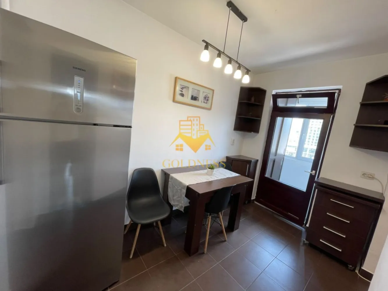 2 camere, decomandate, modern, Zona Piata Abator, BLVD Bucuresti - GOLDNESS Imobiliare vă propune spre închiriere un apartament cu 2 camere complet mobilat și utilat, la etajul 8 într-un imobil de 11 etaje, în Cartierul Marasti.
Posibilitate de parcare in zona !
Se află în apropierea stațiilor de transport în comun, magazine, restaurante, spații verzi, farmacii, etc. 

Apartamentul este compartimentat astfel:
 - dormitor cu pat matrimonial, dressing, noptiere
 - living cu canapea extensibila, spatiu pentru depozitare, tv
 - bucatarie complet mobilata, utilata, loc de luat masa
 - baie cu cada, calorifer port prosop și dulap pentru depozitare.

Imobilul este dotat cu toate cele necesare- centrală proprie, frigider, aragaz, hotă, mașină de spălat haine, etc. 

Dacă sunteți interesați de acest apartament și doriți să îl vizionați, dar și pentru alte oferte nu ezitați să ne contactați telefonic sau prin e-mail. Vă stăm la dispoziție!
Pentru intermediere se percepe un comision de 50% din prețul chiriei!