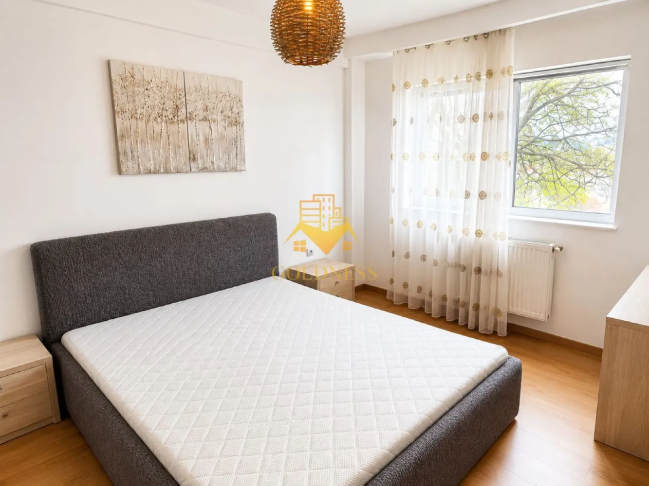 3 Camere Openspace, Zorilor, Parcare, UMF, UTCN, Golden Tulip,Panemar - GOLDNESS Imobiliare vă propune spre închiriere un apartament cu 3 camere complet mobilat și utilat, la etajul 1 într-un imobil de 6 etaje, în Cartierul Zorilor.
Garaj inclus!
Se află în apropierea stațiilor de transport în comun, magazine, restaurante, spații verzi, farmacii, etc. 

Apartamentul este compartimentat astfel:
 - dormitor cu pat matrimonial, dressing, noptiere
 - dormitor cu pat matrimonial, dressing, noptiere, birou
 - living cu bucatarie open space complet utilată și mobilată, canapea extensibilă, loc de servit masa 
 - baie cu dus walk-in, calorifer port prosop și dulap pentru depozitare.
 - baie cu dus walk-in, calorifer port prosop și dulap pentru depozitare.
 - terasa de 8 mp.

Imobilul este dotat cu toate cele necesare- centrală proprie, frigider, aragaz, hotă, mașină de spălat haine, etc. 

Dacă sunteți interesați de acest apartament și doriți să îl vizionați, dar și pentru alte oferte nu ezitați să ne contactați telefonic sau prin e-mail. Vă stăm la dispoziție!
Pentru intermediere se percepe un comision de 50% din prețul chiriei!