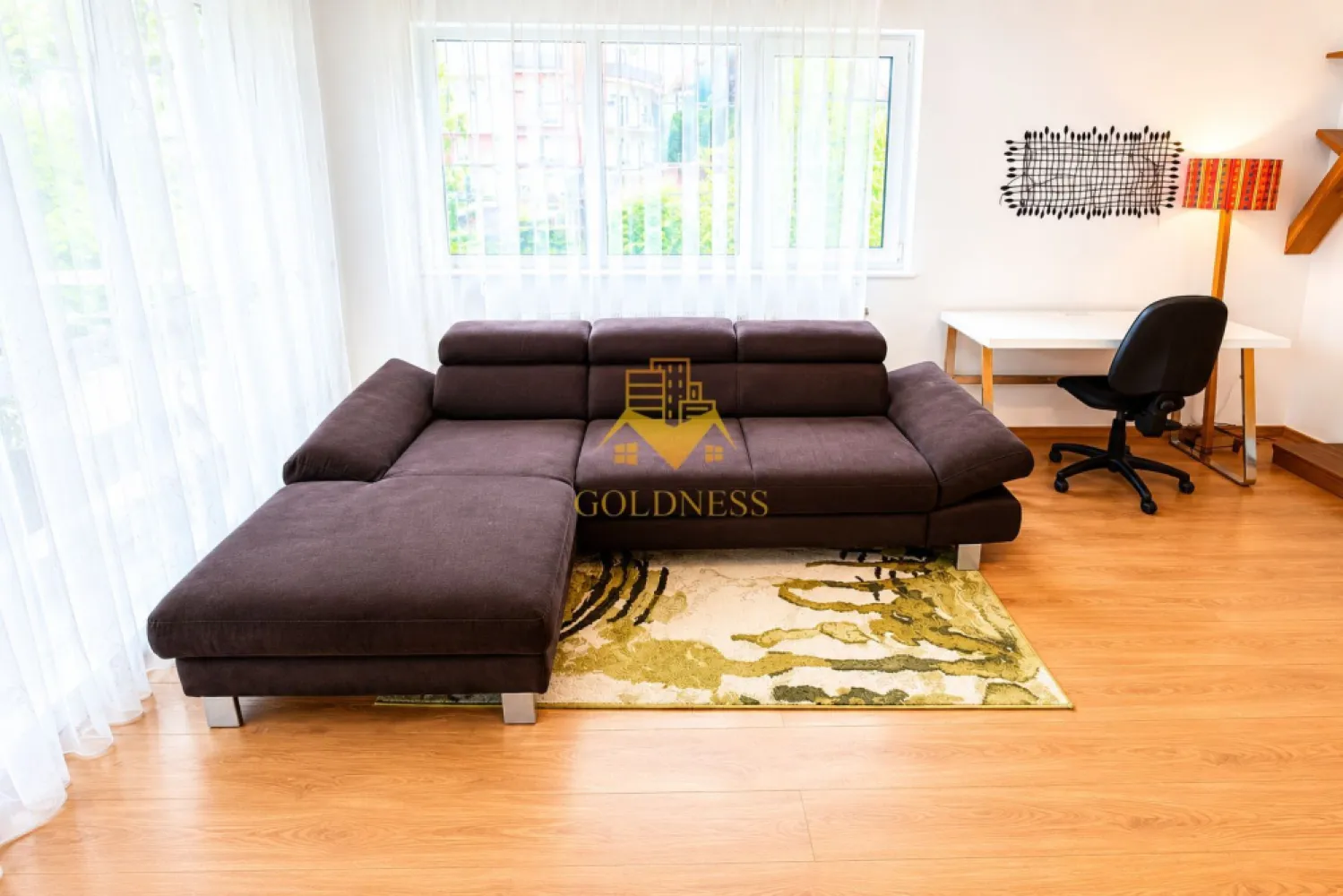 3 Camere Openspace, Zorilor, Parcare, UMF, UTCN, Golden Tulip,Panemar - GOLDNESS Imobiliare vă propune spre închiriere un apartament cu 3 camere complet mobilat și utilat, la etajul 1 într-un imobil de 6 etaje, în Cartierul Zorilor.
Garaj inclus!
Se află în apropierea stațiilor de transport în comun, magazine, restaurante, spații verzi, farmacii, etc. 

Apartamentul este compartimentat astfel:
 - dormitor cu pat matrimonial, dressing, noptiere
 - dormitor cu pat matrimonial, dressing, noptiere, birou
 - living cu bucatarie open space complet utilată și mobilată, canapea extensibilă, loc de servit masa 
 - baie cu dus walk-in, calorifer port prosop și dulap pentru depozitare.
 - baie cu dus walk-in, calorifer port prosop și dulap pentru depozitare.
 - terasa de 8 mp.

Imobilul este dotat cu toate cele necesare- centrală proprie, frigider, aragaz, hotă, mașină de spălat haine, etc. 

Dacă sunteți interesați de acest apartament și doriți să îl vizionați, dar și pentru alte oferte nu ezitați să ne contactați telefonic sau prin e-mail. Vă stăm la dispoziție!
Pentru intermediere se percepe un comision de 50% din prețul chiriei!