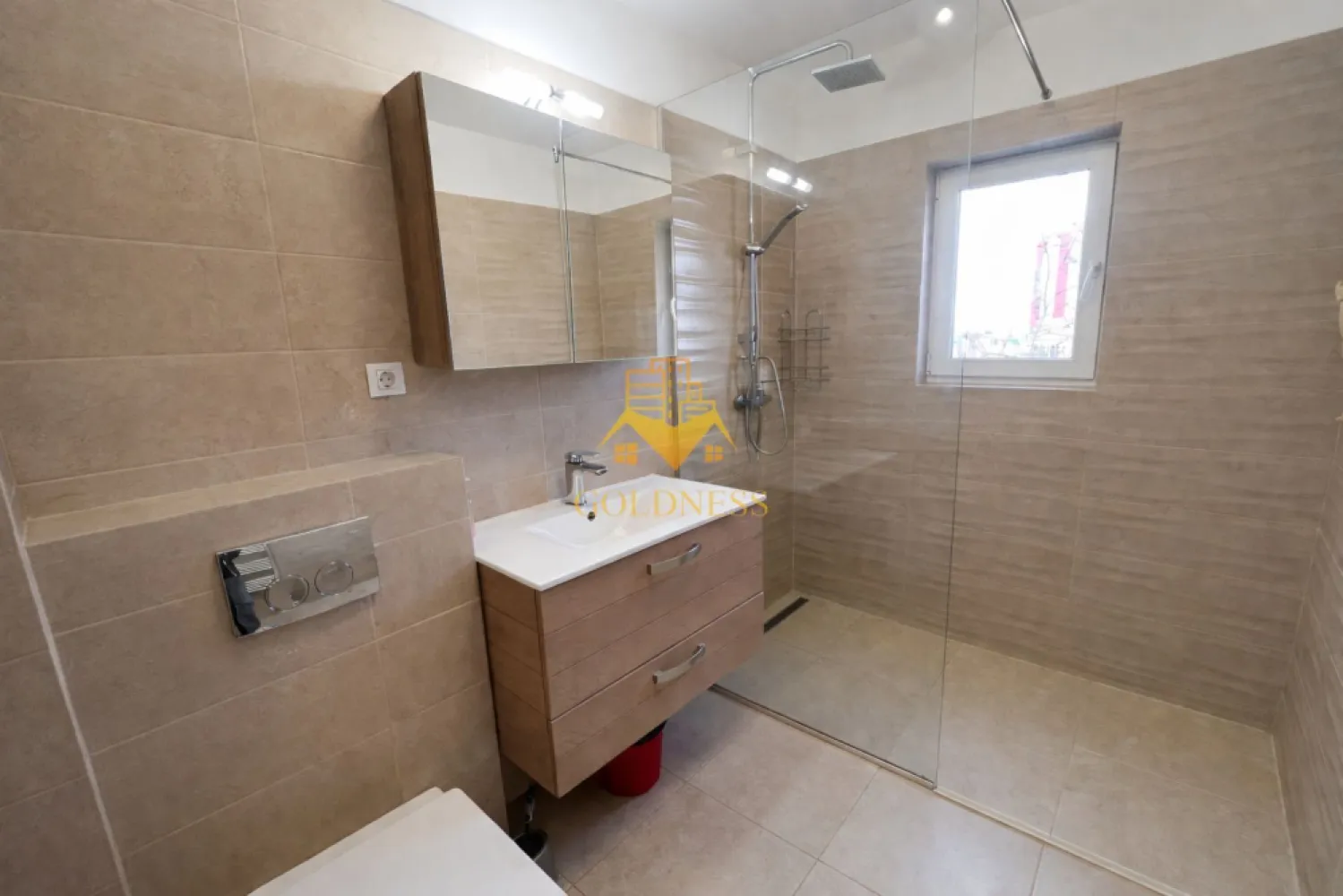 3 Camere Openspace, Zorilor, Parcare, UMF, UTCN, Golden Tulip,Panemar - GOLDNESS Imobiliare vă propune spre închiriere un apartament cu 3 camere complet mobilat și utilat, la etajul 1 într-un imobil de 6 etaje, în Cartierul Zorilor.
Garaj inclus!
Se află în apropierea stațiilor de transport în comun, magazine, restaurante, spații verzi, farmacii, etc. 

Apartamentul este compartimentat astfel:
 - dormitor cu pat matrimonial, dressing, noptiere
 - dormitor cu pat matrimonial, dressing, noptiere, birou
 - living cu bucatarie open space complet utilată și mobilată, canapea extensibilă, loc de servit masa 
 - baie cu dus walk-in, calorifer port prosop și dulap pentru depozitare.
 - baie cu dus walk-in, calorifer port prosop și dulap pentru depozitare.
 - terasa de 8 mp.

Imobilul este dotat cu toate cele necesare- centrală proprie, frigider, aragaz, hotă, mașină de spălat haine, etc. 

Dacă sunteți interesați de acest apartament și doriți să îl vizionați, dar și pentru alte oferte nu ezitați să ne contactați telefonic sau prin e-mail. Vă stăm la dispoziție!
Pentru intermediere se percepe un comision de 50% din prețul chiriei!