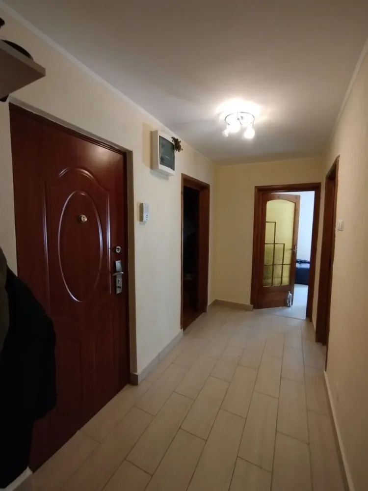 BRASADAS vinde ap 3 cam Carpați 2 etaj 1/4. - Agentia Imobiliara BRASADAS vinde apartament cu trei camere in Carpați 2 etaj 1/4 DECOMANDAT cu suprafata utila de 75 mp. cu doua dormitoare si living spațios, bucătărie mare, o baie cu cadă si 3 balcoane (unul interior – perfect pentru depozitare)

Scara a fost recent renovată și acoperișul schimbat. Vecinii sunt extraordinari.

 Locație super bună și liniștită :
– la ~10 min de mers pe jos de școala Octavian Goga și grădiniță, parcuri
-la câteva minute de stația de autobuz
– magazine alimentare în apropiere
– sală de fitness – tot ce ai nevoie, aproape

Se vinde mobilat și utilat (mai puțin masa și TV-ul din living + aparatul de cafea)
Electrocasnicele (mașină de spălat vase/ haine etc.) au fost folosite o perioadă scurtă de timp.

 Apartamentul nu mai este locuit, vânzarea poate fi imediată.

 www.brasadas.com.
