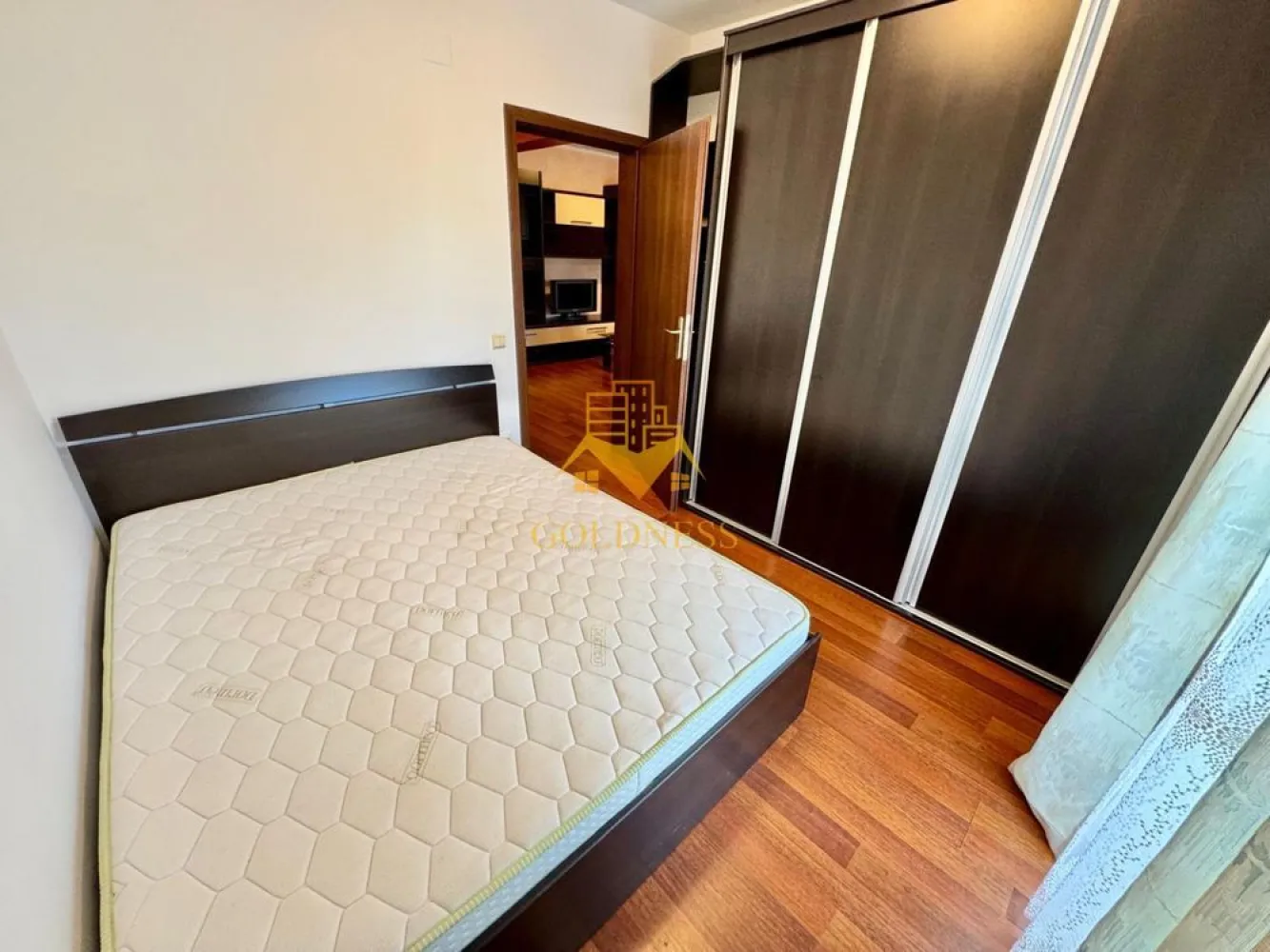 Oportunitate de investitie in Buna Ziua, zona birourilor Hexagon - Va prezentam spre vanzare un apartament cu 2 camere, localizat in Cluj-Napoca, cartierul Buna Ziua, zona Calea Turzii, in proximitatea birourilor Hexagon.

Imobilul este amplasat intr-o zona moderna si foarte bine cotata, apreciata pentru accesul rapid catre centrul orasului, cartierul Zorilor si principalele zone de business. In acelasi timp, locatia ofera un cadru linistit si confortabil pentru locuire.

In imediata apropiere regasim:

Hexagon Offices;
Lidl Buna Ziua;
statii de transport in comun cu acces rapid catre centrul orasului;

Locatia este ideala atat pentru locuit, cat si pentru investitie, datorita cererii ridicate pentru inchiriere in aceasta zona.

Apartamentul detine o suprafata utila de 47,5 mp + terasa generoasa si este situat la etajul 1 din 4, intr-un imobil modern.

Dispune de orientare ..., iar compartimentarea este semidecomandata, fiind organizat astfel:

living impreuna cu bucataria;
dormitor;
baie;
hol;
terasa generoasa;

Finisajele sunt moderne, iar apartamentul se vinde complet mobilat si utilat, conform fotografiilor.

Confortul termic este asigurat de centrala termica proprie, cu distributie a caldurii prin calorifere.

In pret este inclus un loc de parcare cu CF propriu, situat in curtea privata a imobilului.

Proprietatea reprezinta o alegere excelenta pentru locuinta proprie sau pentru investitie, avand o pozitionare foarte buna intr-una dintre cele mai cautate zone rezidentiale ale orasului.

Pretul de vanzare este de 160.000 euro, negociabil.

Apartamentul este liber de sarcini, iar ca modalitate de plata se accepta atat plata integrala, cat si achizitia prin credit ipotecar.

Pentru mai multe detalii si programarea unei vizionari, nu ezitati sa ne contactati.

Pentru intermediere se percepe un comision de 2%.