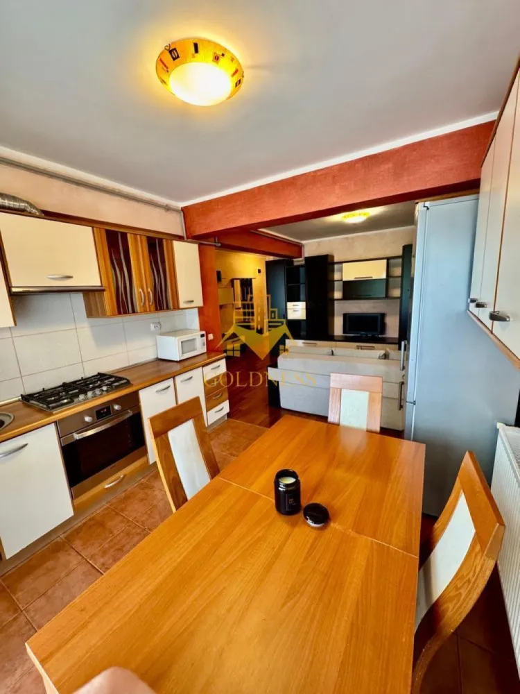 Oportunitate de investitie in Buna Ziua, zona birourilor Hexagon - Va prezentam spre vanzare un apartament cu 2 camere, localizat in Cluj-Napoca, cartierul Buna Ziua, zona Calea Turzii, in proximitatea birourilor Hexagon.

Imobilul este amplasat intr-o zona moderna si foarte bine cotata, apreciata pentru accesul rapid catre centrul orasului, cartierul Zorilor si principalele zone de business. In acelasi timp, locatia ofera un cadru linistit si confortabil pentru locuire.

In imediata apropiere regasim:

Hexagon Offices;
Lidl Buna Ziua;
statii de transport in comun cu acces rapid catre centrul orasului;

Locatia este ideala atat pentru locuit, cat si pentru investitie, datorita cererii ridicate pentru inchiriere in aceasta zona.

Apartamentul detine o suprafata utila de 47,5 mp + terasa generoasa si este situat la etajul 1 din 4, intr-un imobil modern.

Dispune de orientare ..., iar compartimentarea este semidecomandata, fiind organizat astfel:

living impreuna cu bucataria;
dormitor;
baie;
hol;
terasa generoasa;

Finisajele sunt moderne, iar apartamentul se vinde complet mobilat si utilat, conform fotografiilor.

Confortul termic este asigurat de centrala termica proprie, cu distributie a caldurii prin calorifere.

In pret este inclus un loc de parcare cu CF propriu, situat in curtea privata a imobilului.

Proprietatea reprezinta o alegere excelenta pentru locuinta proprie sau pentru investitie, avand o pozitionare foarte buna intr-una dintre cele mai cautate zone rezidentiale ale orasului.

Pretul de vanzare este de 160.000 euro, negociabil.

Apartamentul este liber de sarcini, iar ca modalitate de plata se accepta atat plata integrala, cat si achizitia prin credit ipotecar.

Pentru mai multe detalii si programarea unei vizionari, nu ezitati sa ne contactati.

Pentru intermediere se percepe un comision de 2%.